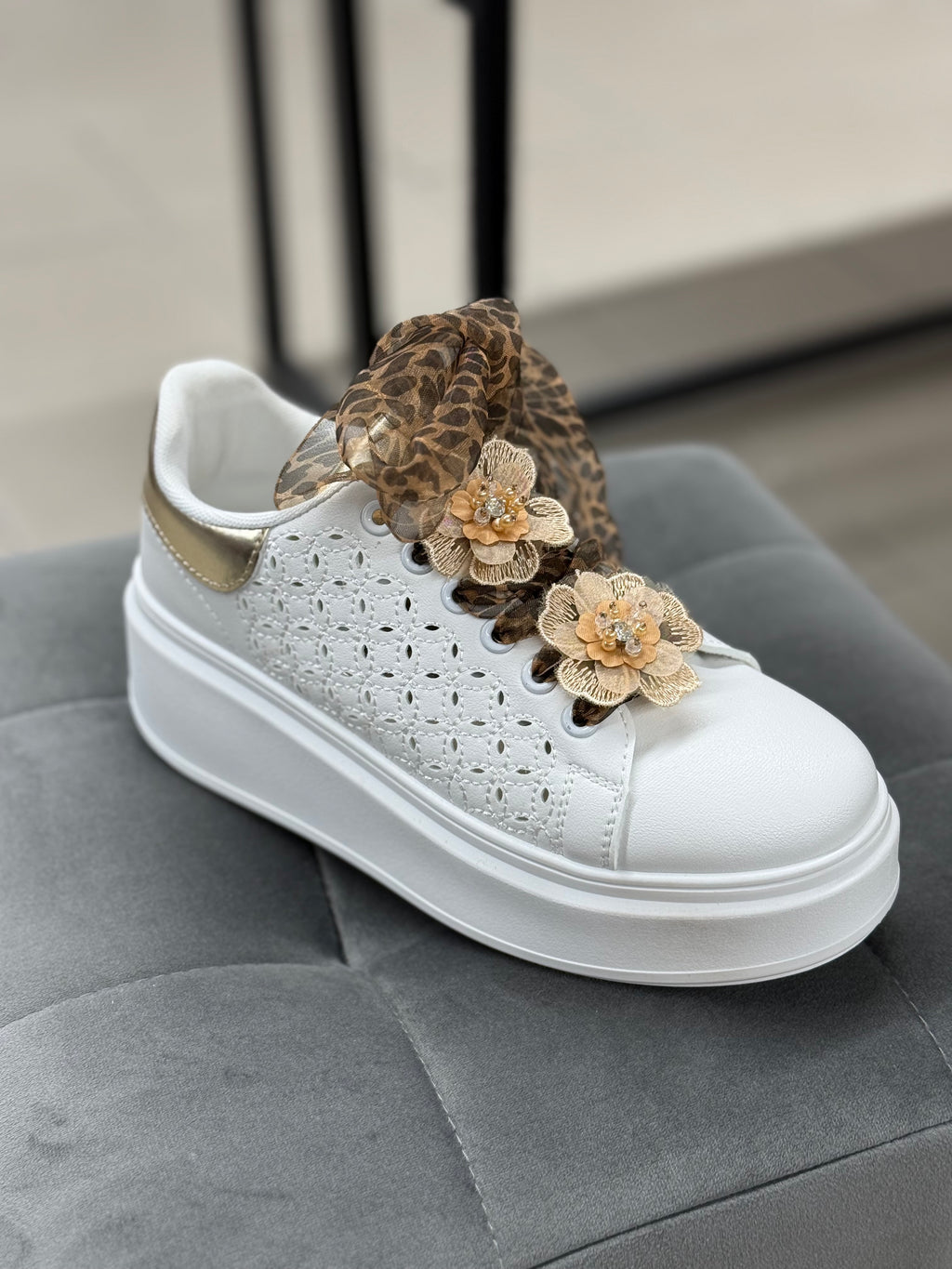 Sneakers platform alta con fiori