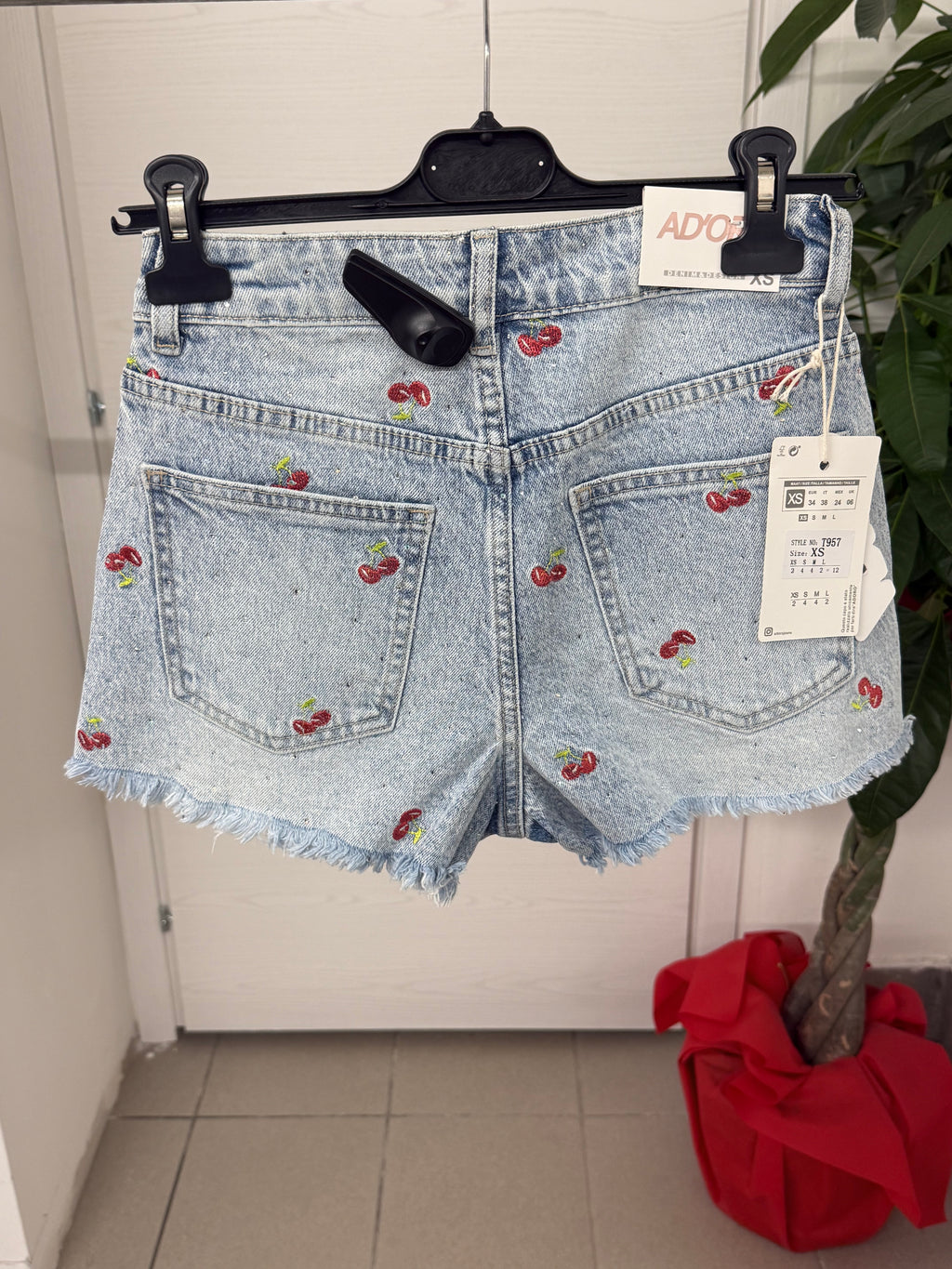 Pantaloncini brillantinati con ciliegie FGD MODA
