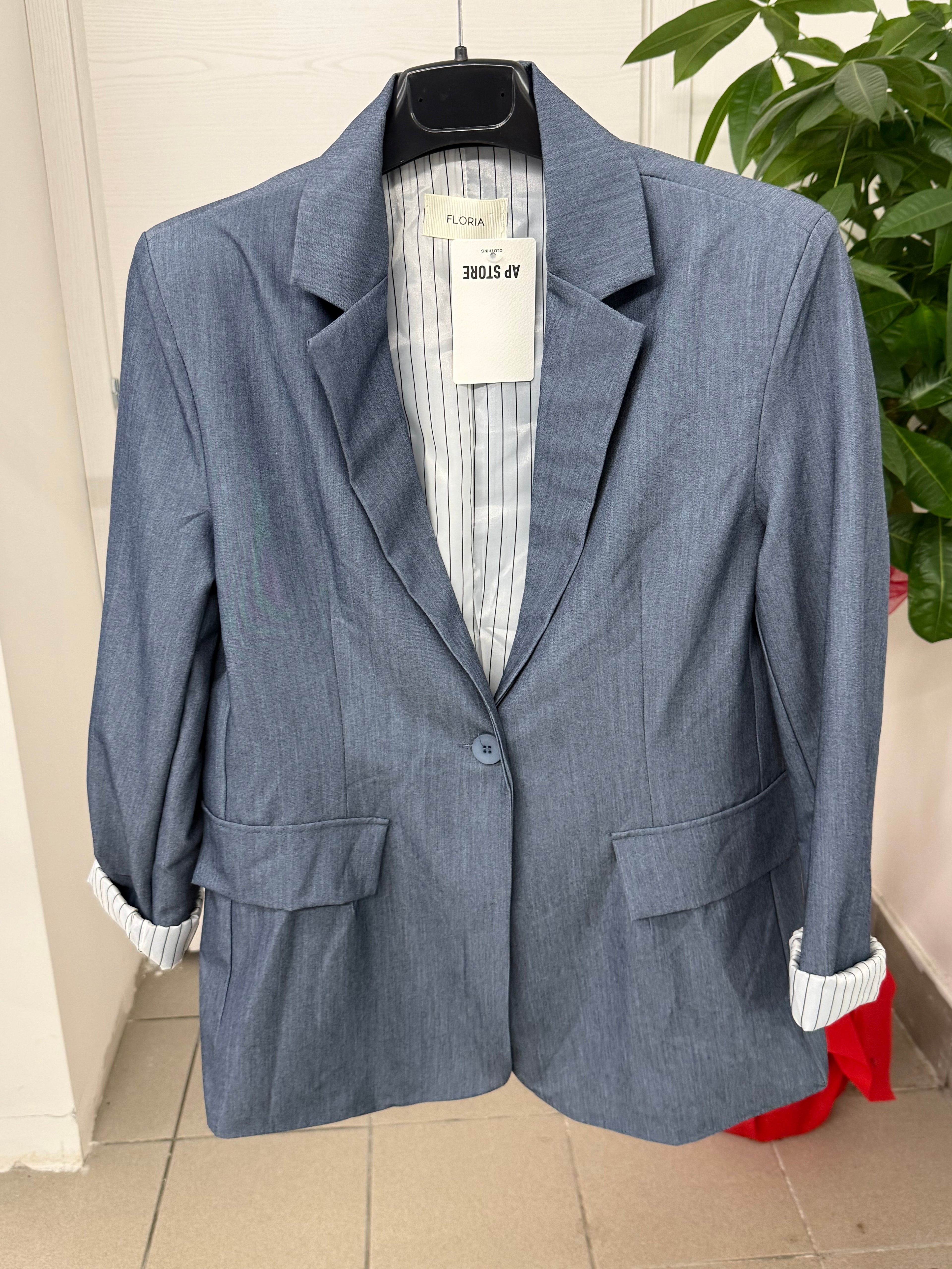 Giacca blazer con fodera a righe all’interno con spalline imbottite