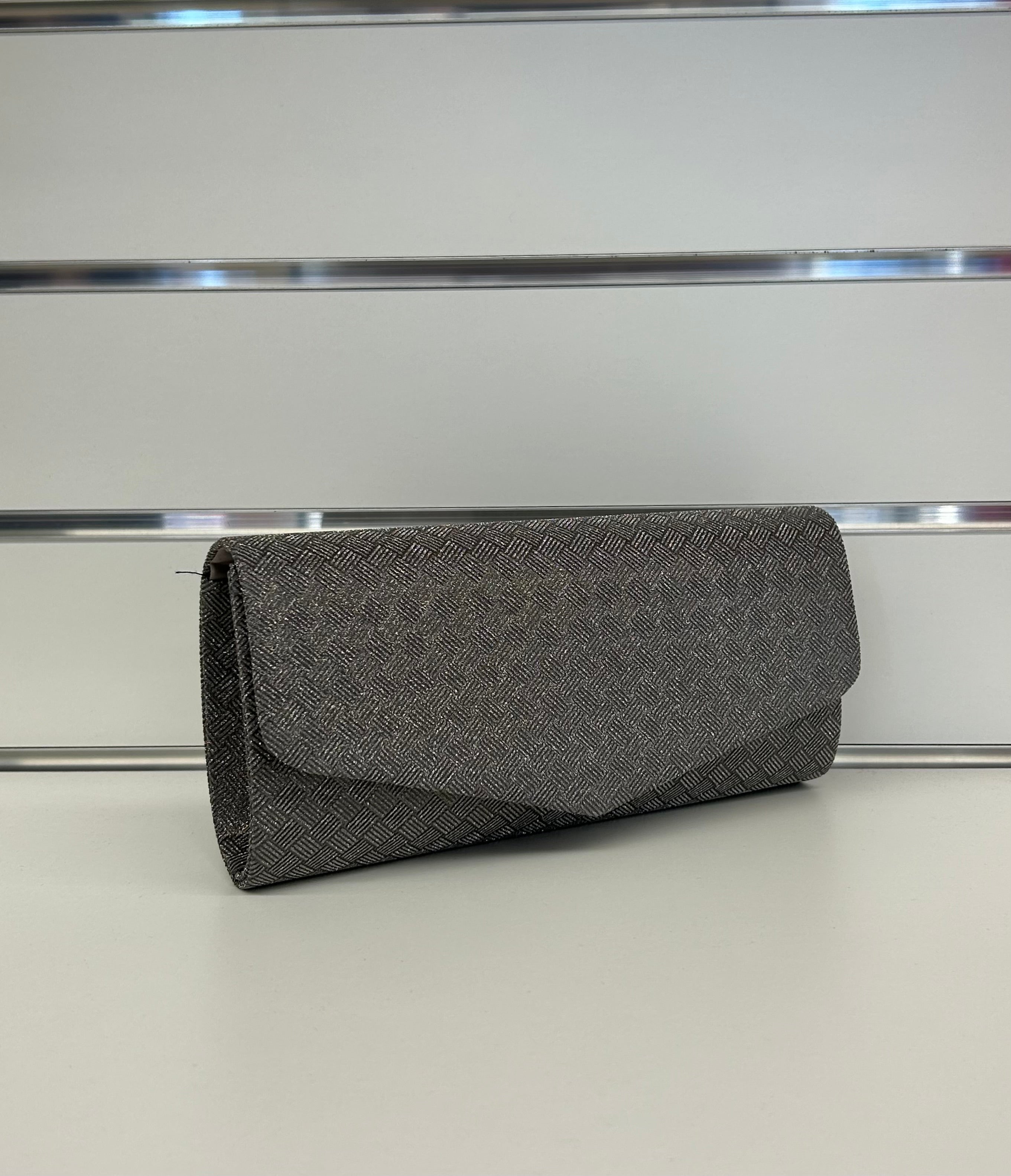 Pochette brillantanata con chiusura a bottone e tracolla FGD MODA