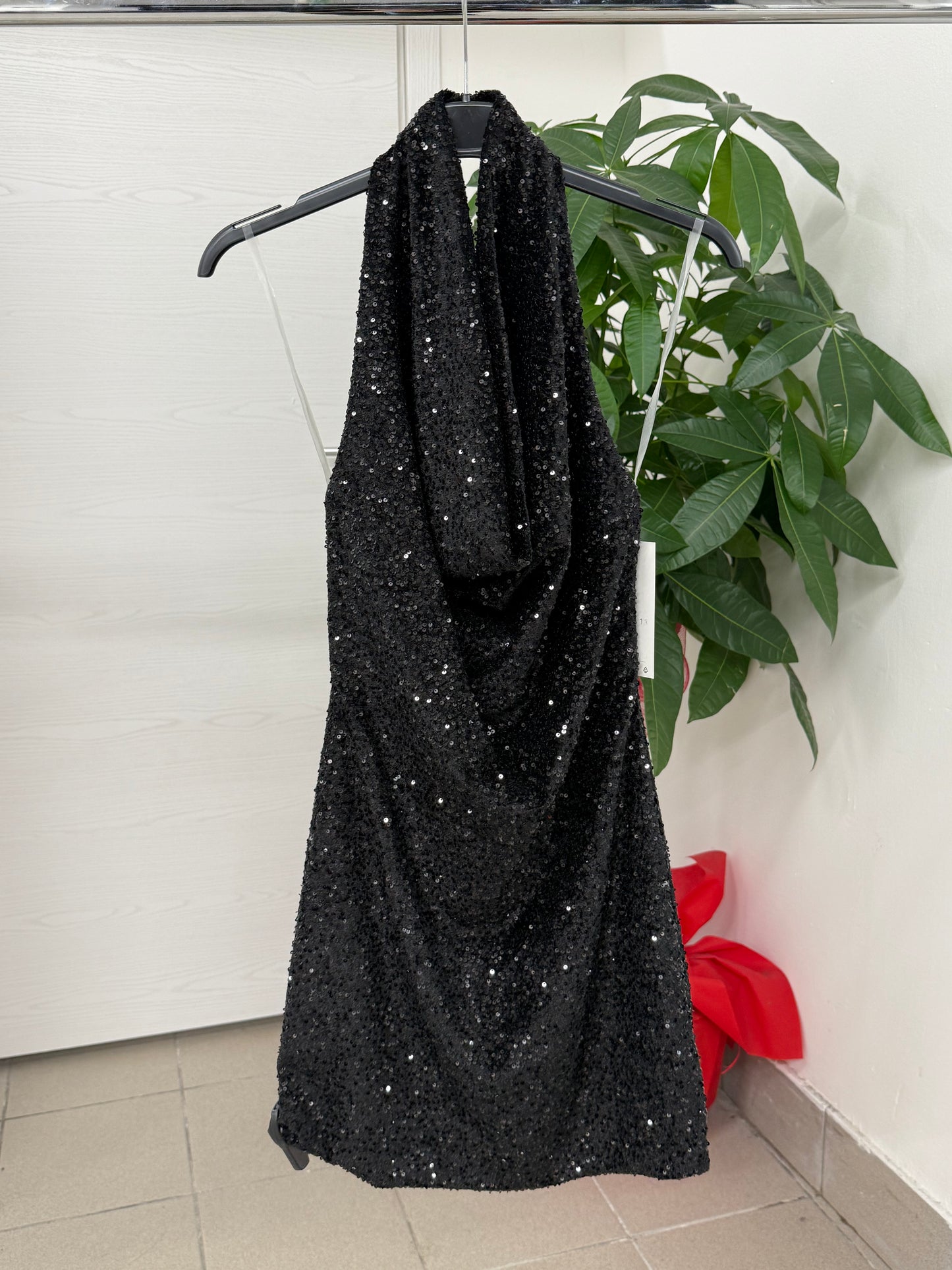 Abito corto con paillettes con scollo a cappuccio