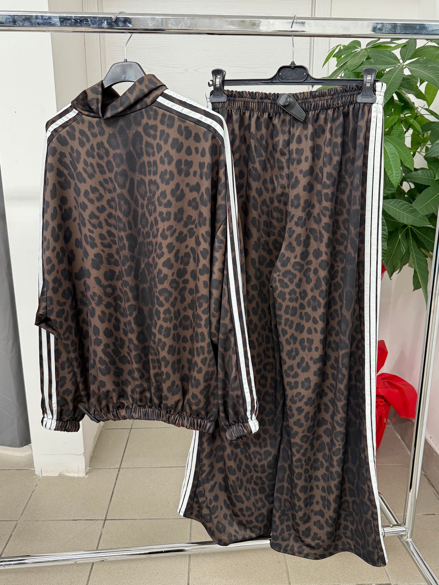 Set coordinato leopardato Felpa over fit e Pantaloni a palazzo con strisce laterali FGD MODA