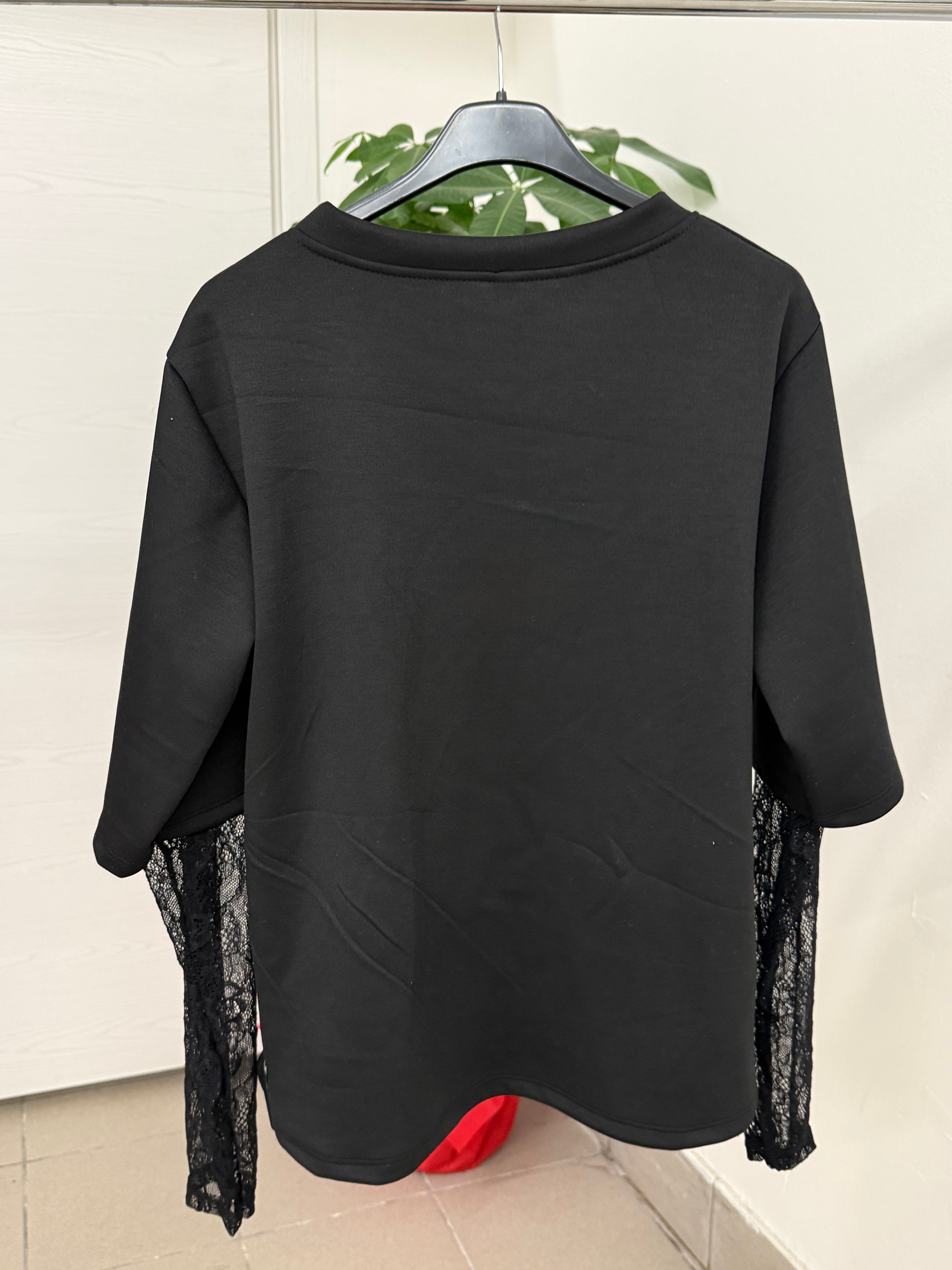 Maglietta tinta unita con maniche in pizzo FGD MODA