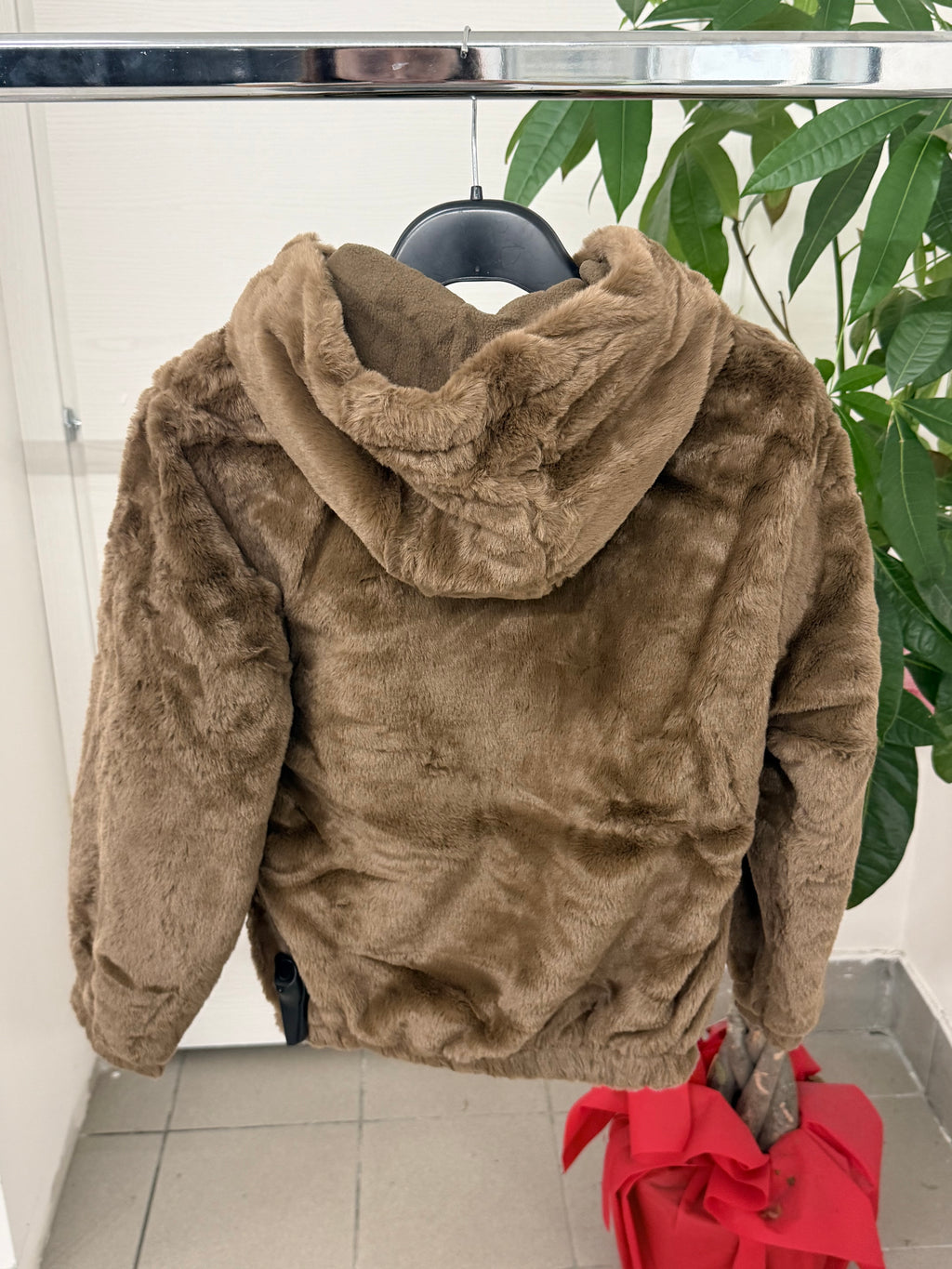 Giacca Pelliccia Con Cappuccio Con Chiusura A Zip FGD MODA