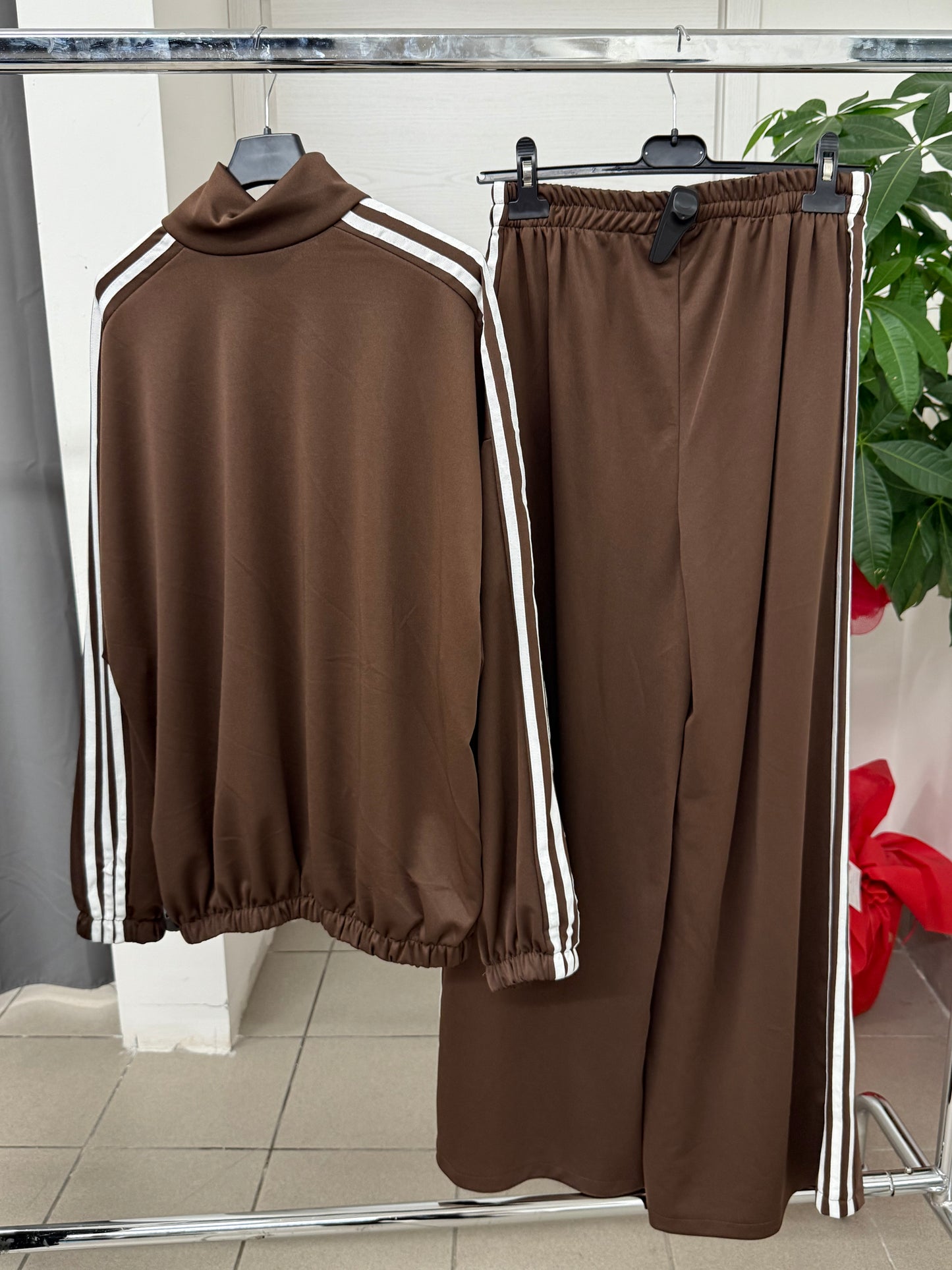 Set coordinato Felpa over fit e Pantaloni a palazzo con strisce laterali FGD MODA