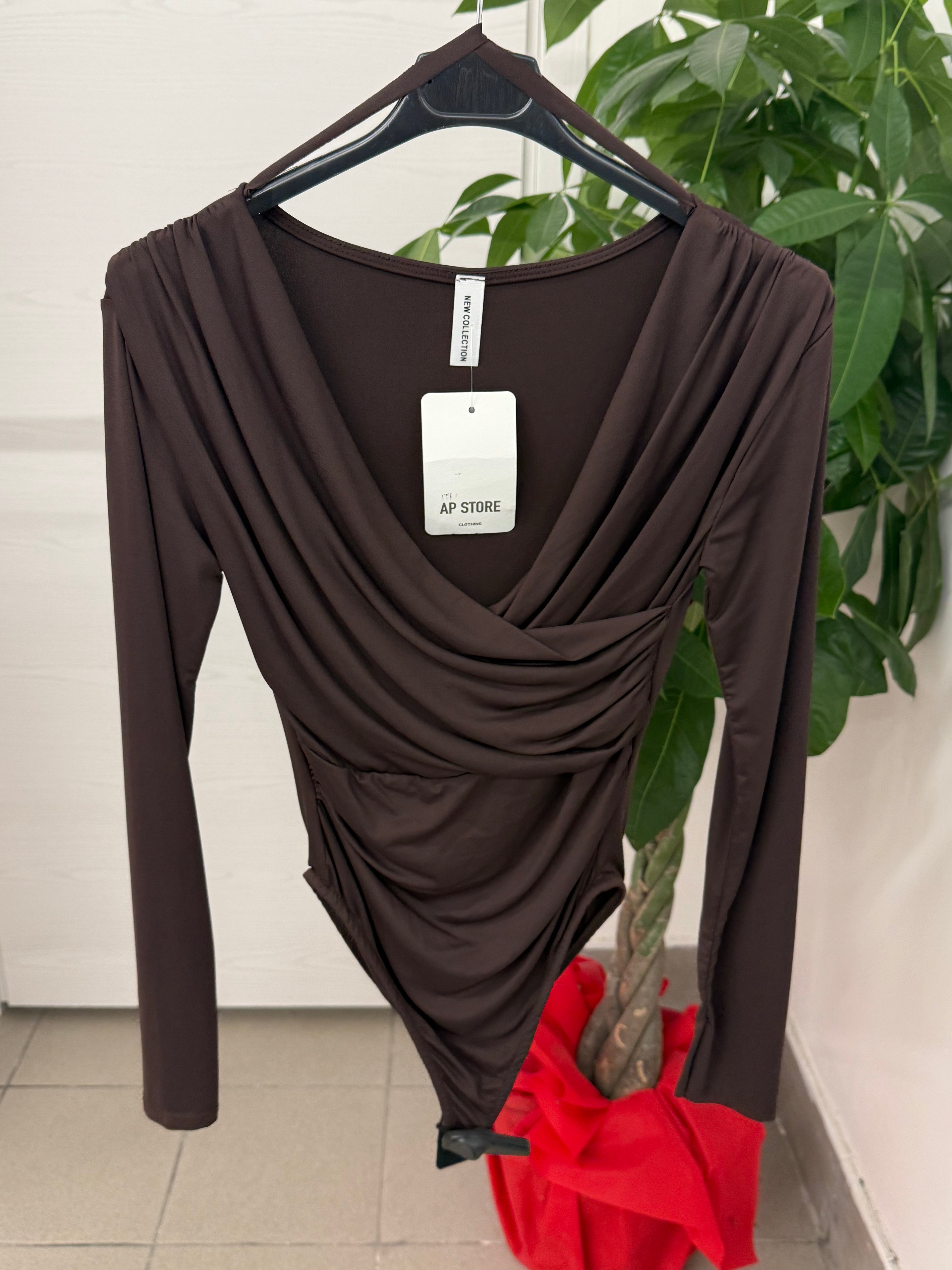 Body tinta unita scollo a V con balze con manicotto