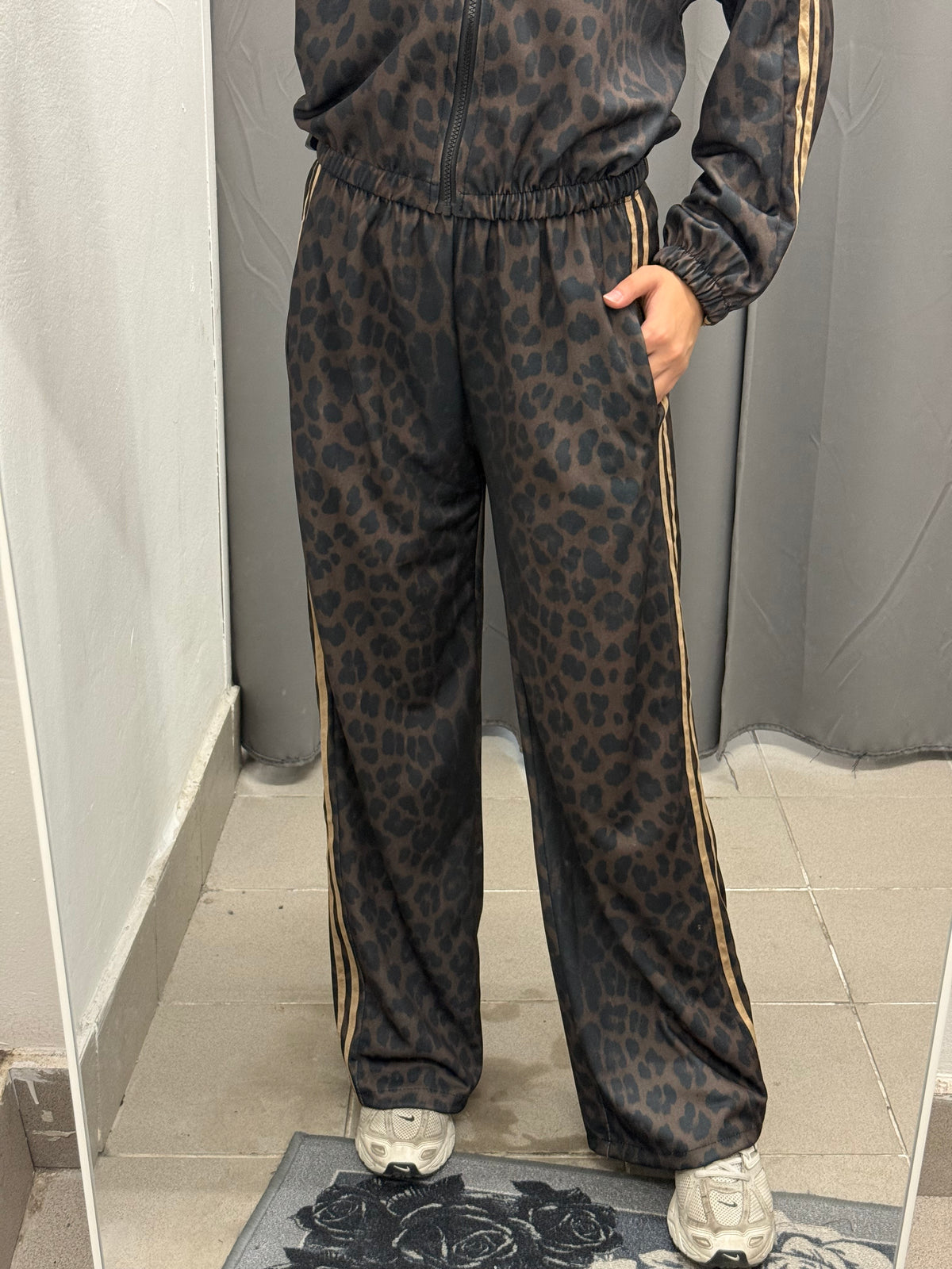 Set Coordinato Leopardato Felpa Con Zip E Pantaloni A Palazzo Con Strisce Laterali FGD MODA