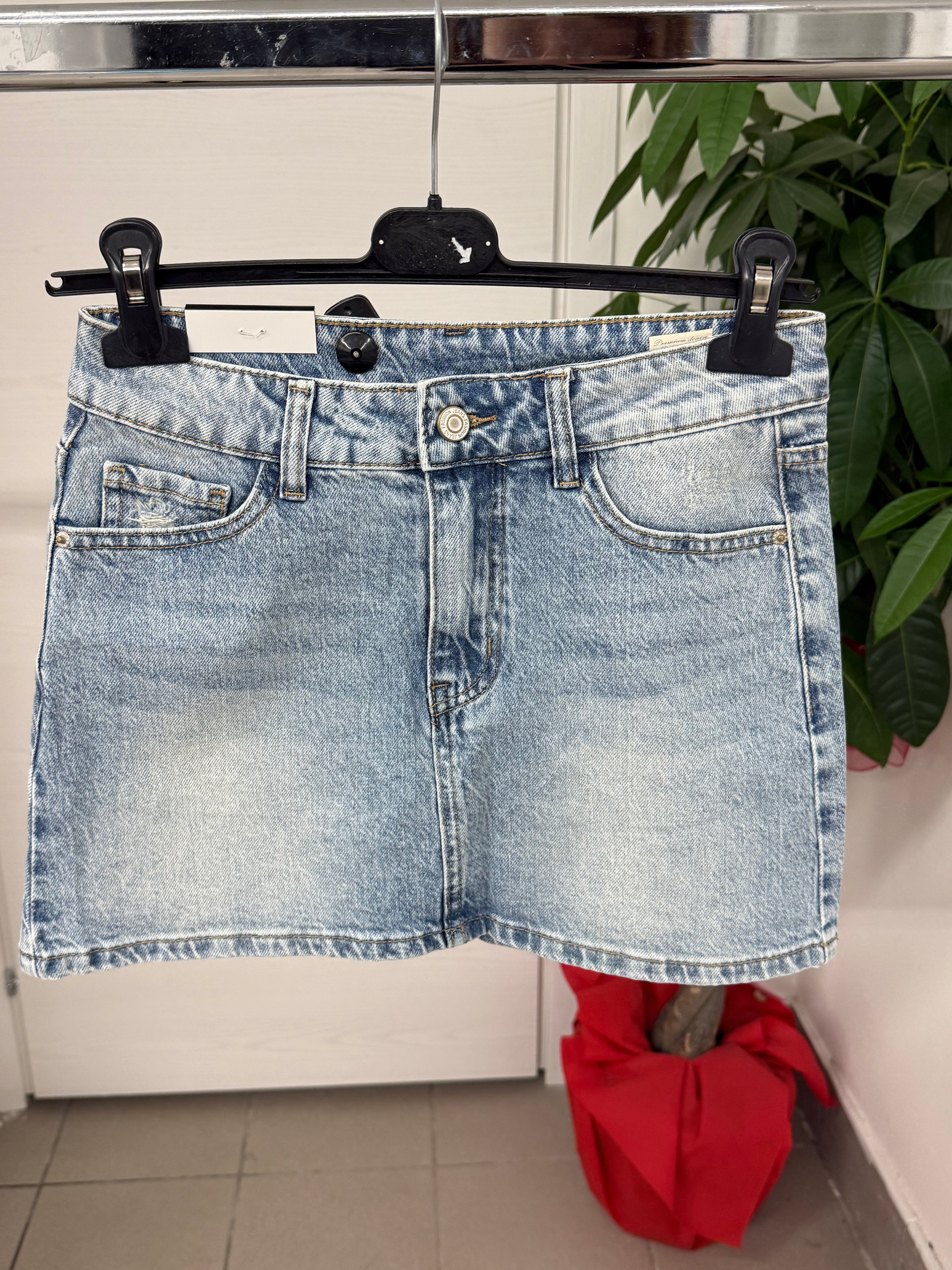Gonna di jeans con taschino e strappo brillantinato rosa FGD MODA