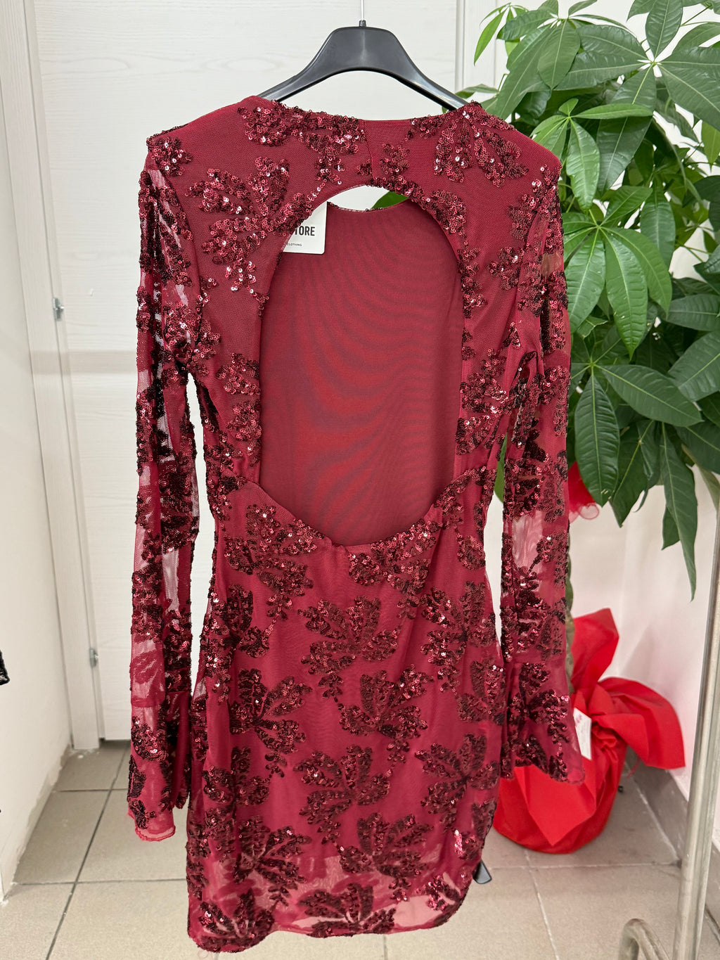 Abito corto a maniche lunghe semitrasparenti con paillettes e spacco sul retro FGD MODA