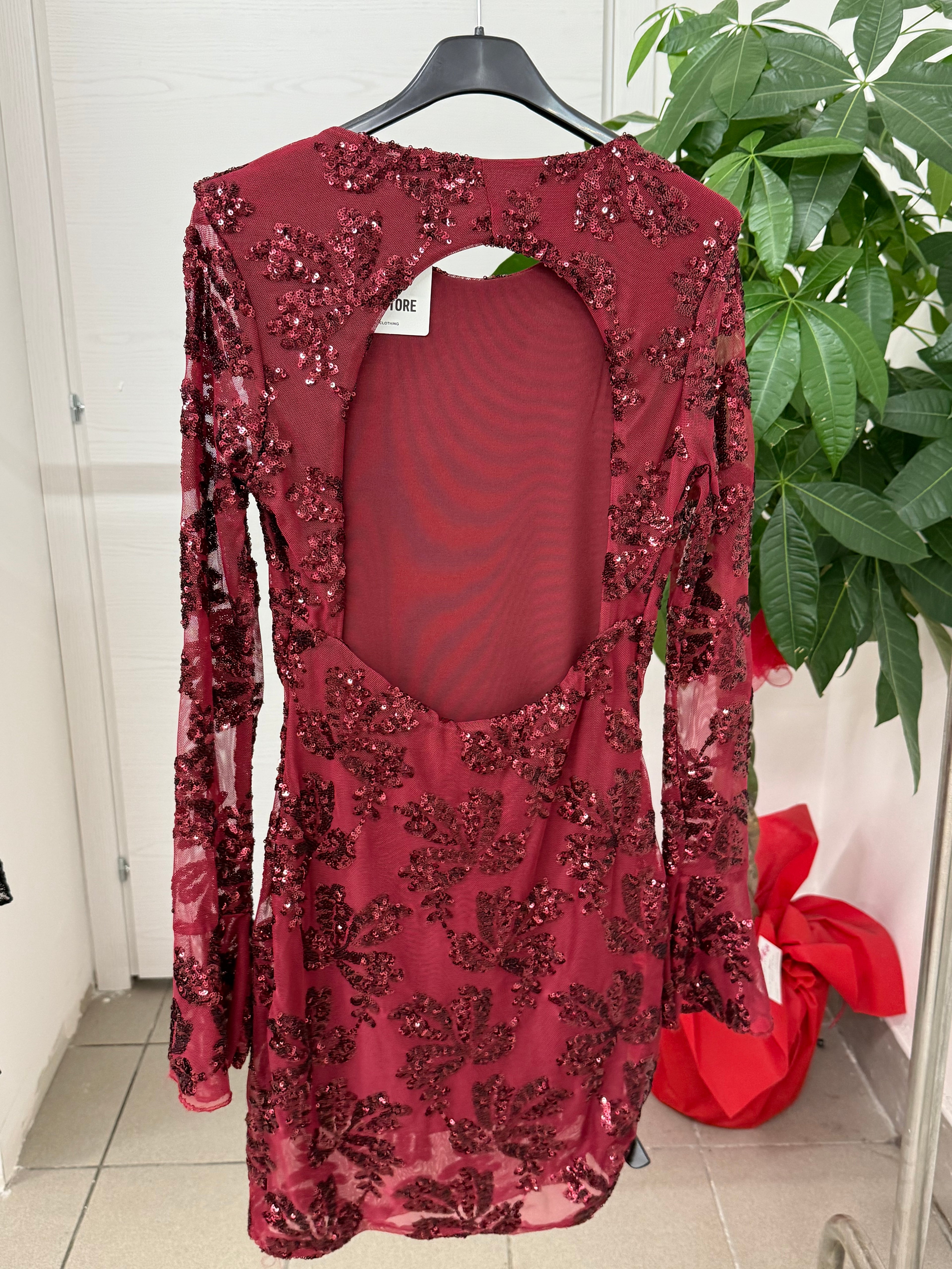 Abito corto a maniche lunghe semitrasparenti con paillettes e spacco sul retro FGD MODA