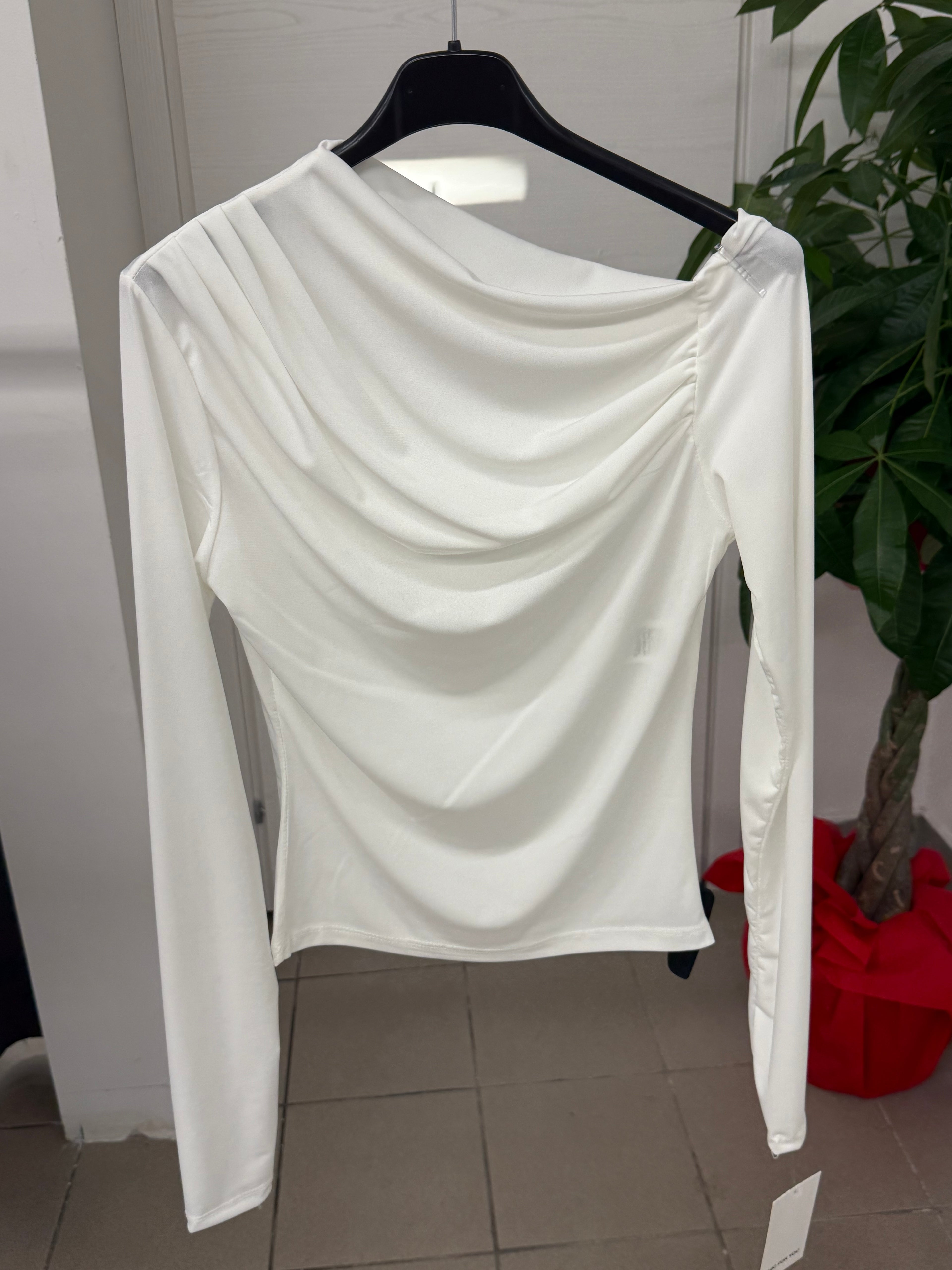 Maglietta a maniche lunghe con scollo obliquo con manicotto