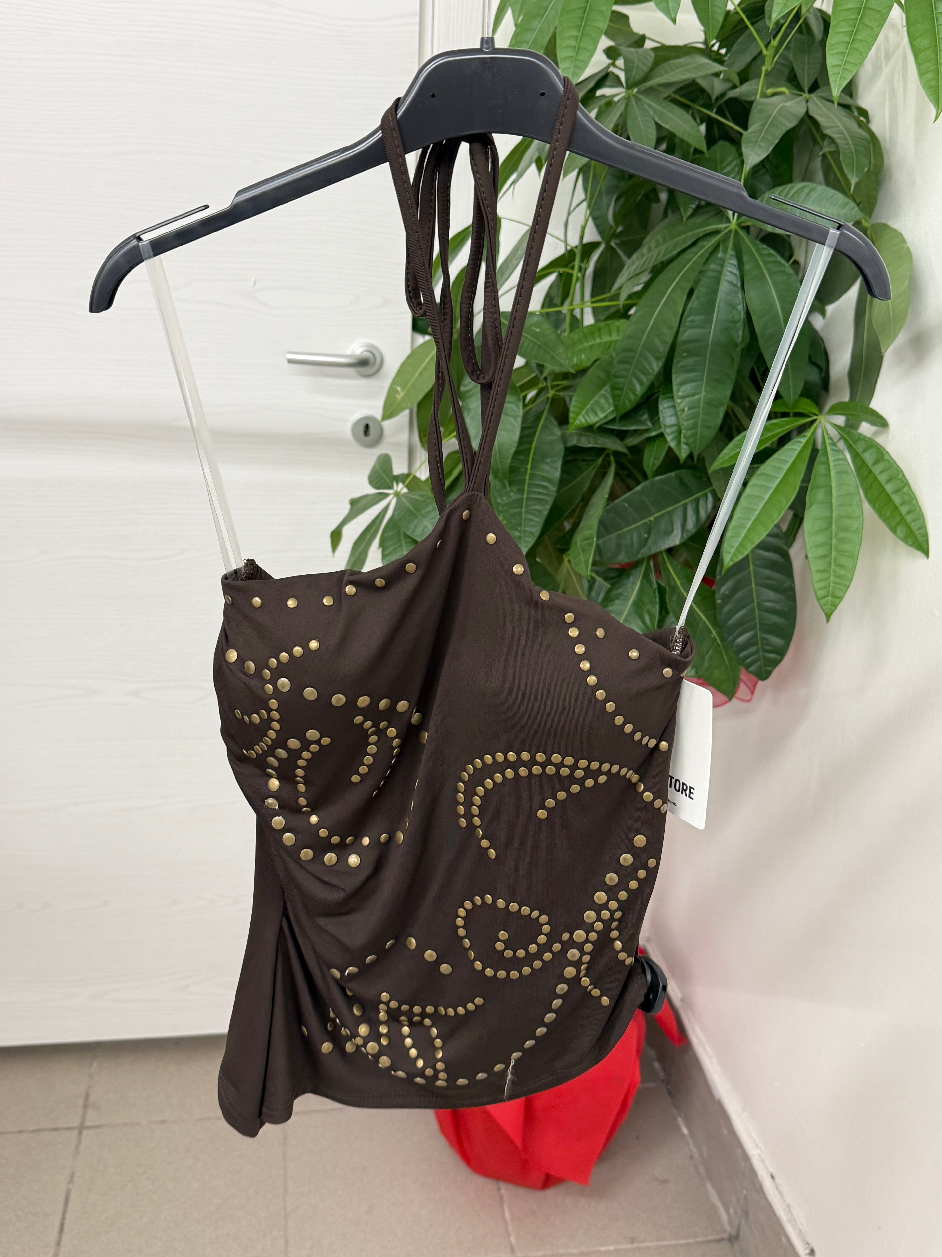 Top in lycra con taglio obliquo e borchie FGD MODA