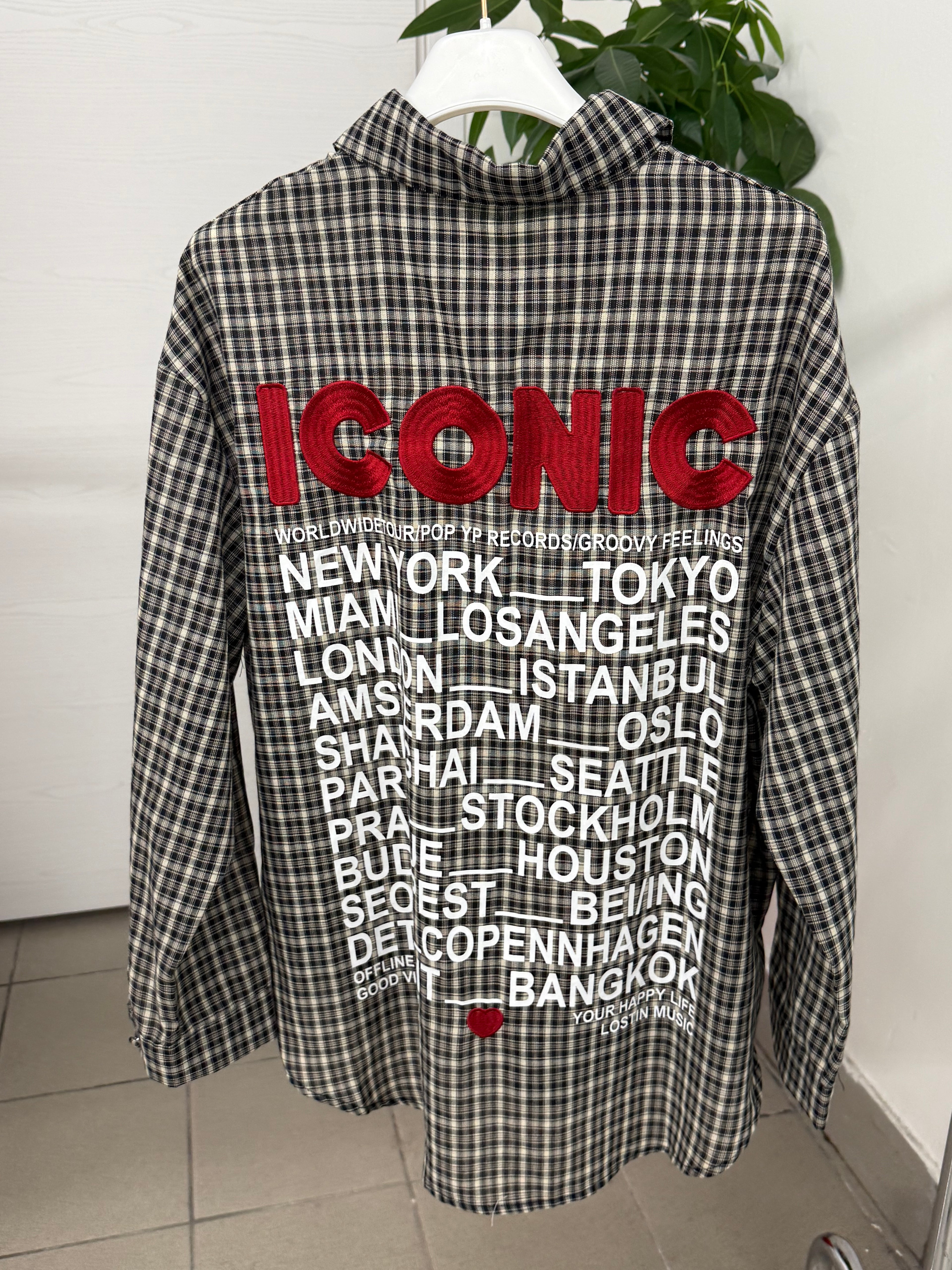 Camicia a quadri con taschino con scritta sul retro