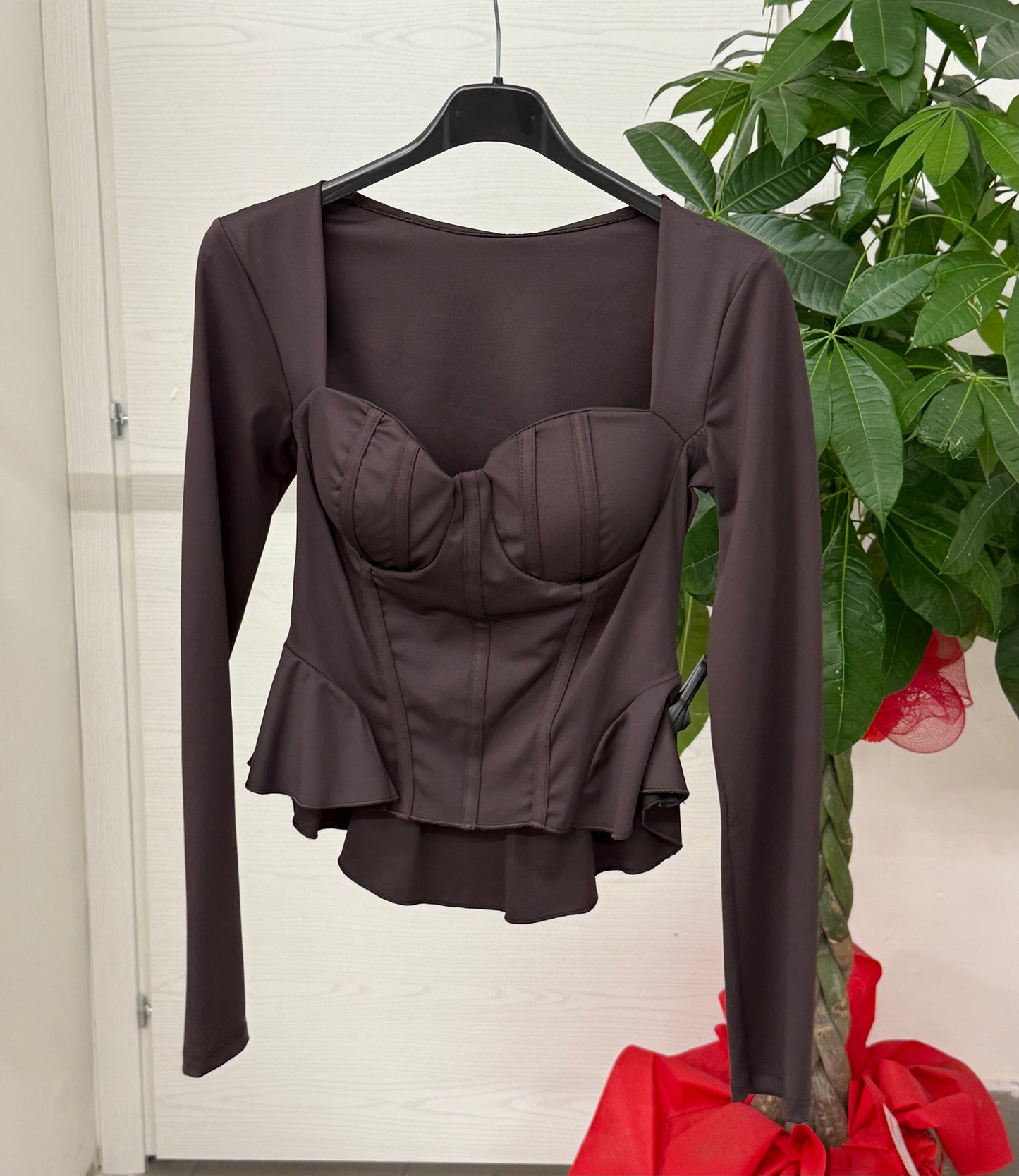 Top a maniche lunghe con volant sul bordo FGD MODA