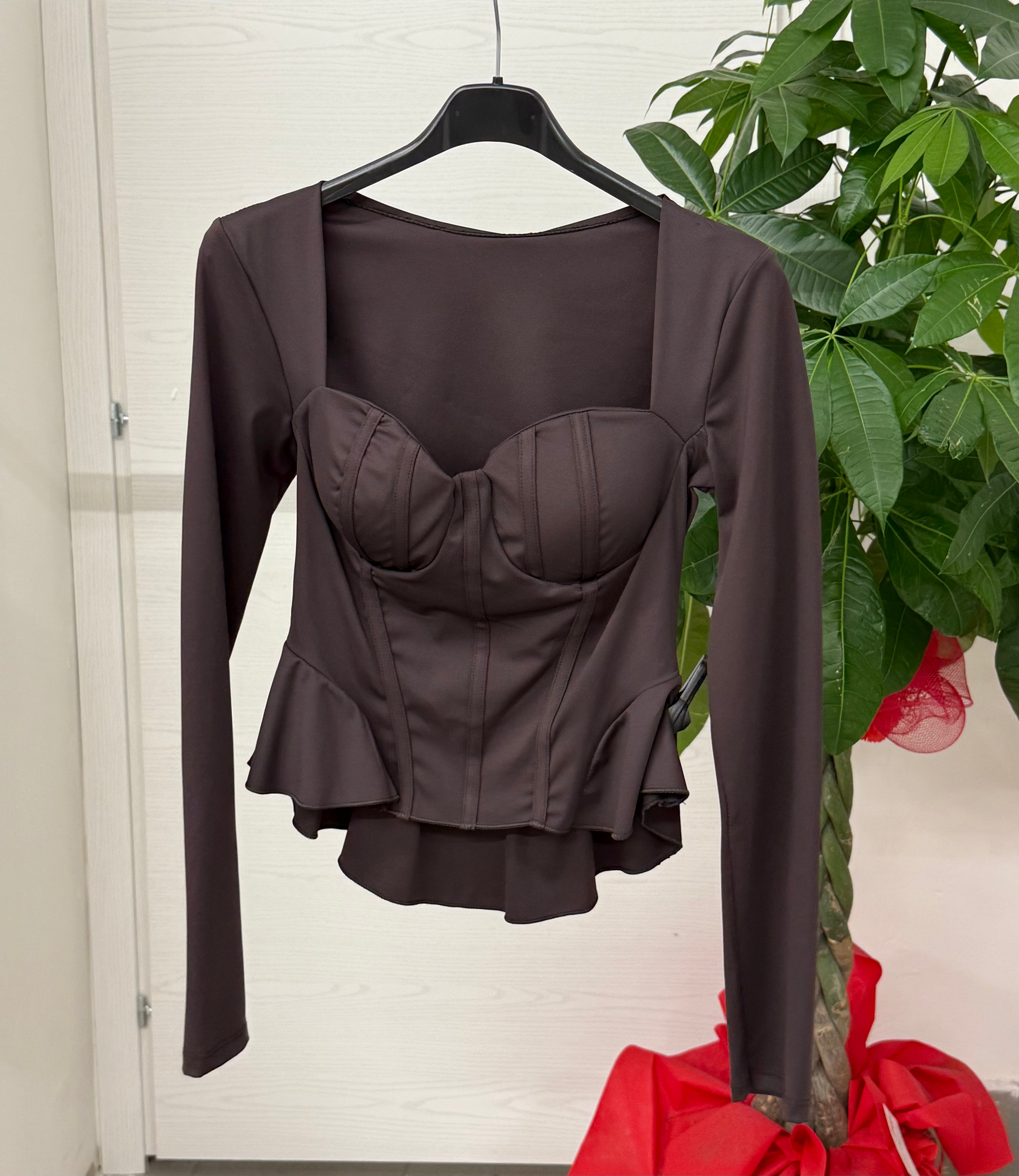 Top a maniche lunghe con volant sul bordo FGD MODA
