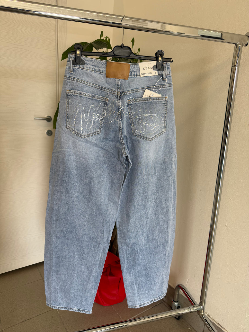 Jeans baggy con scritta sul retro FGD MODA