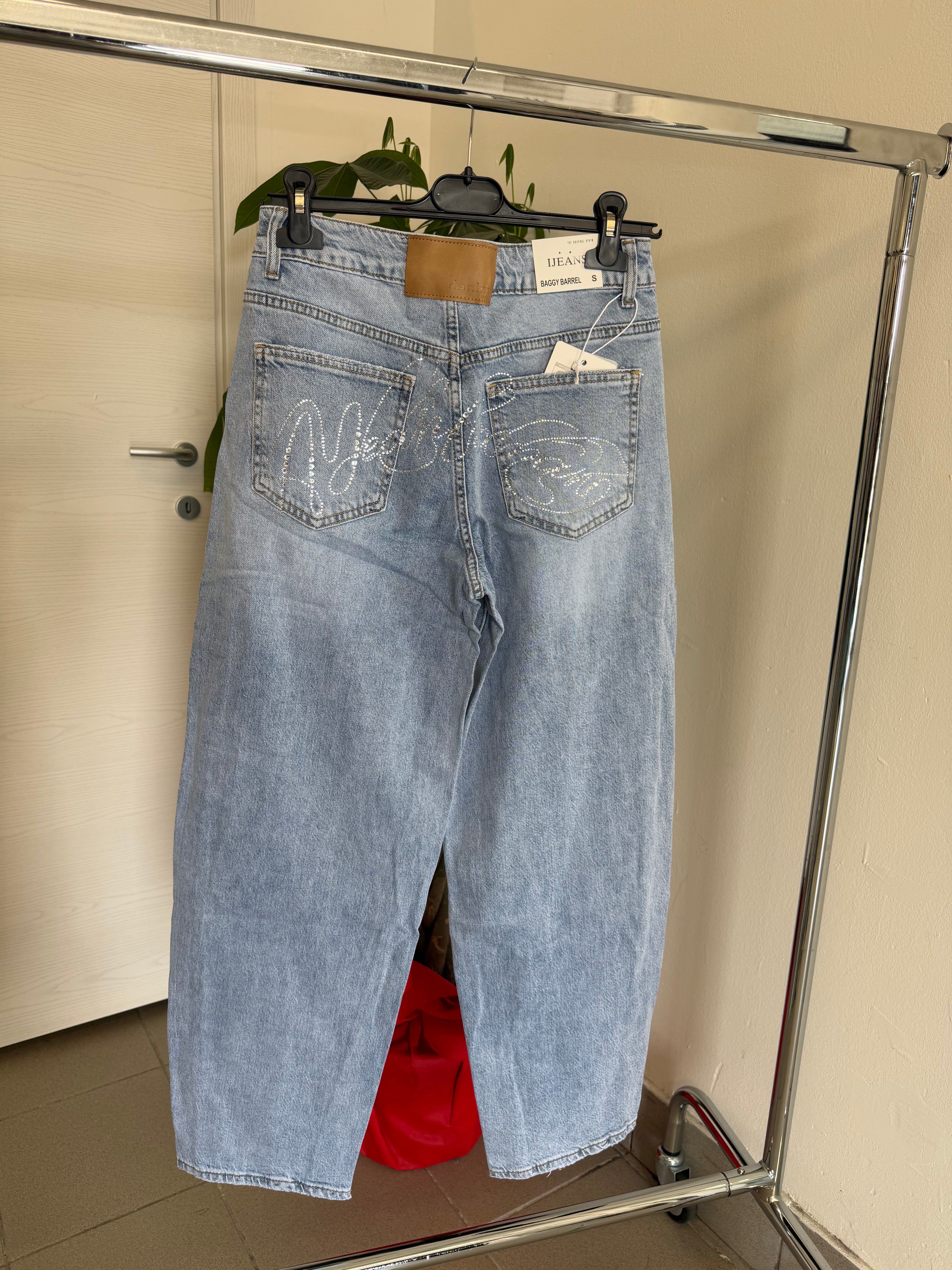 Jeans baggy con scritta sul retro FGD MODA