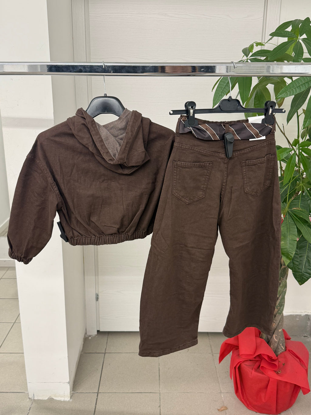 Set Coordinato Denim Giacca Con Cappuccio E Jeans Balloon Con Cravatta FGD MODA