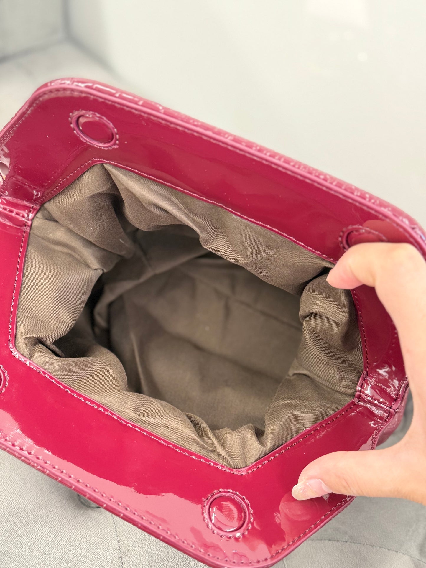 Borsa Clutch effetto coccodrillo con tracolla a catena