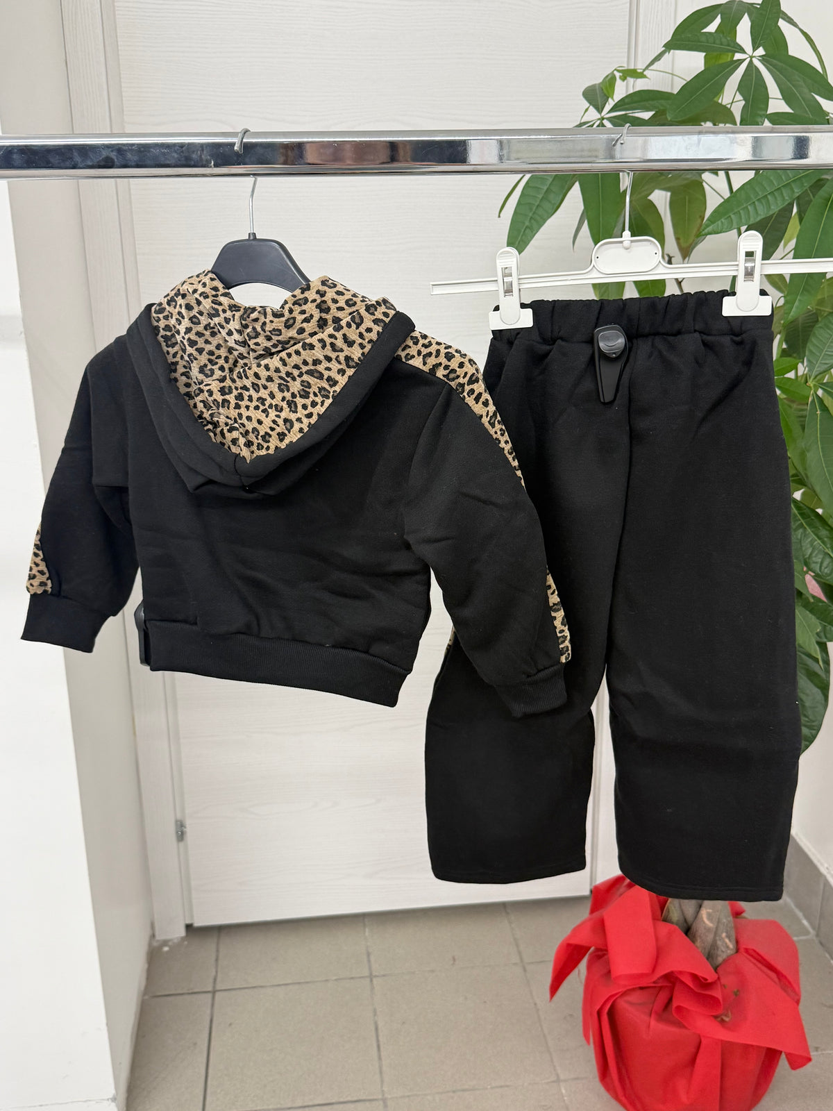 Set Coordinato Felpato Felpa E Pantaloni Balloon Con Strisce Laterali Leopardate FGD MODA