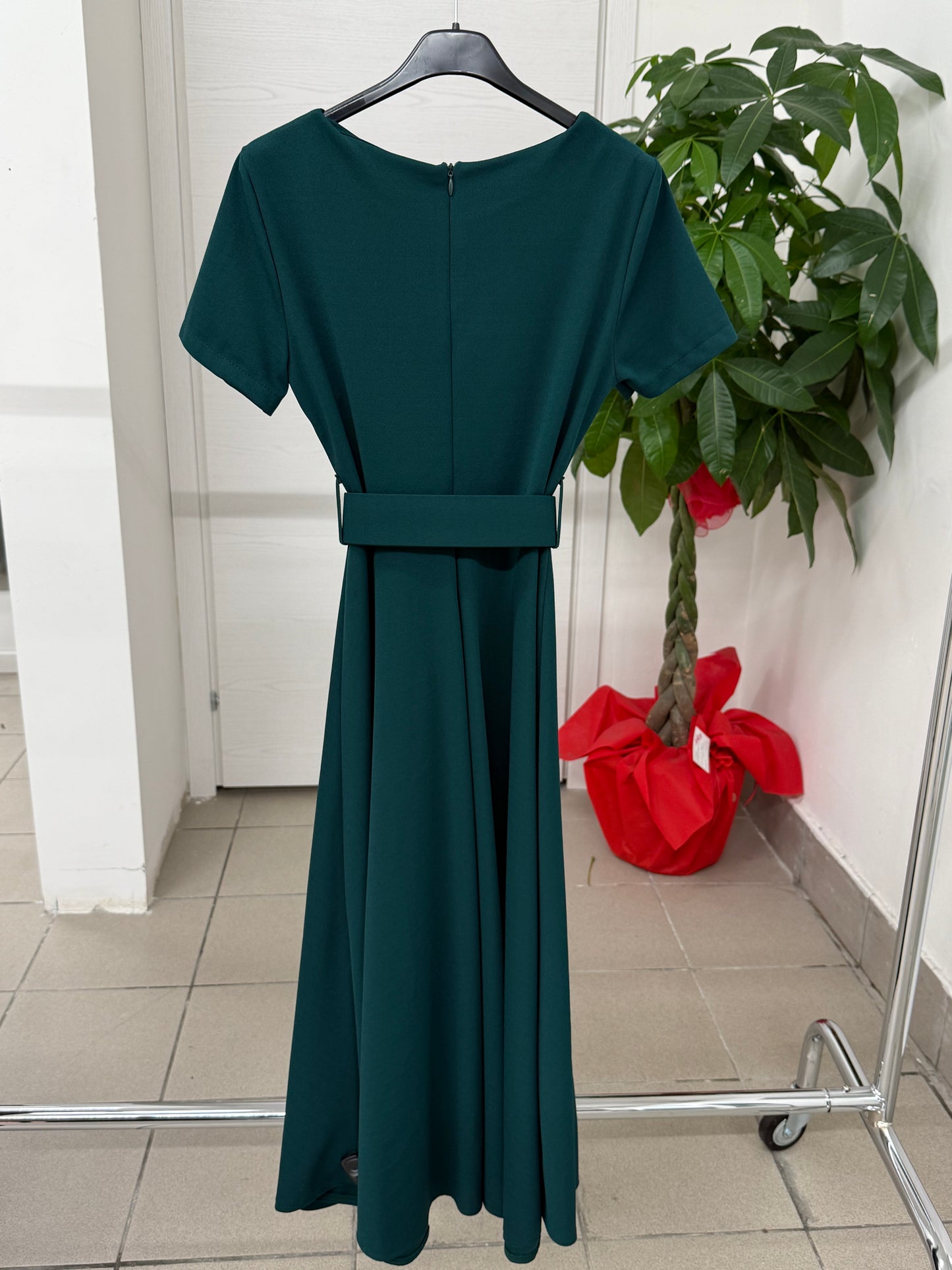 Abito lungo a maniche corte con cinta