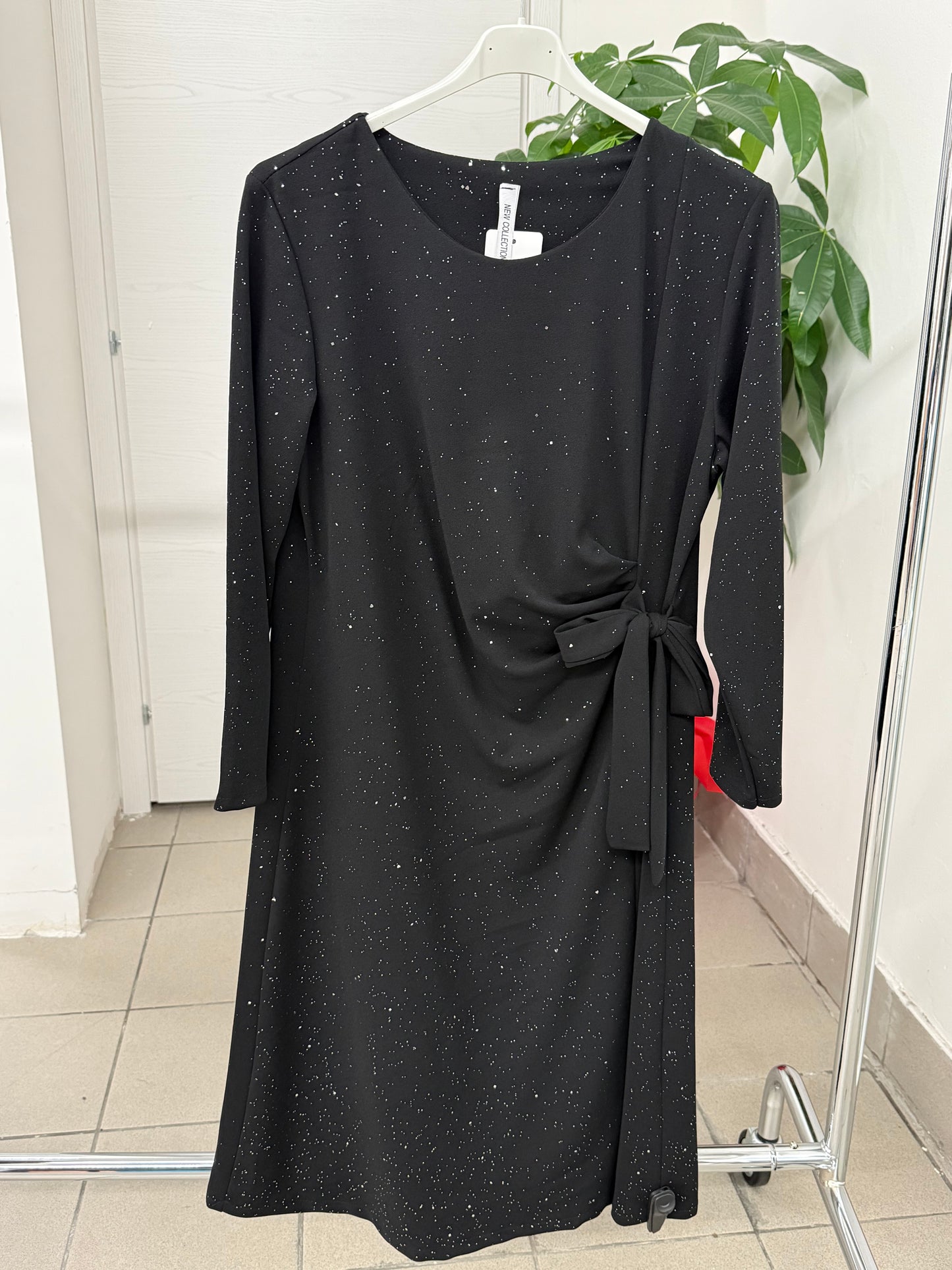 Abito lungo brillantinato con fiocco laterale