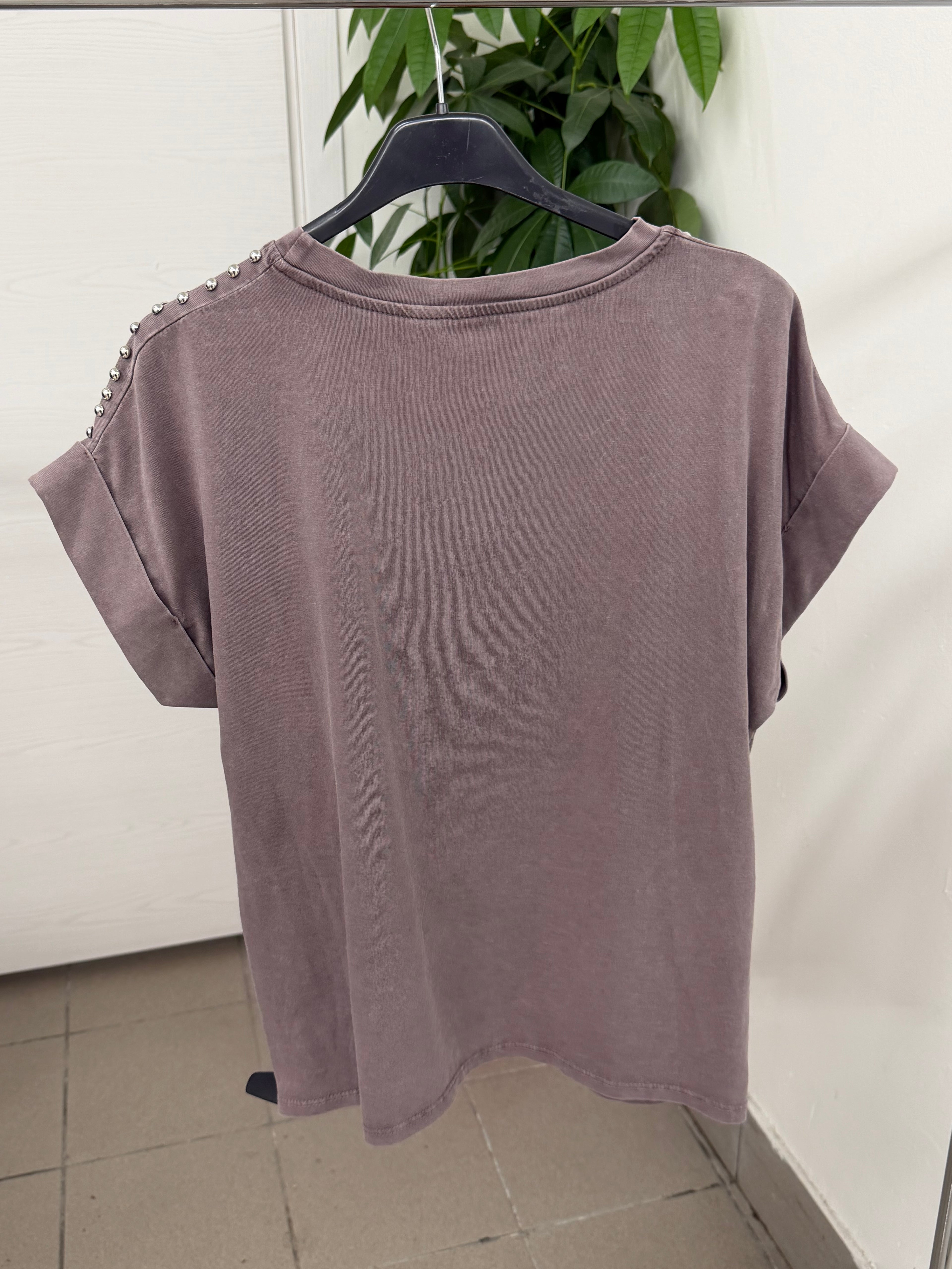 T-shirt in cotone con borchie sulle spalle FGD MODA