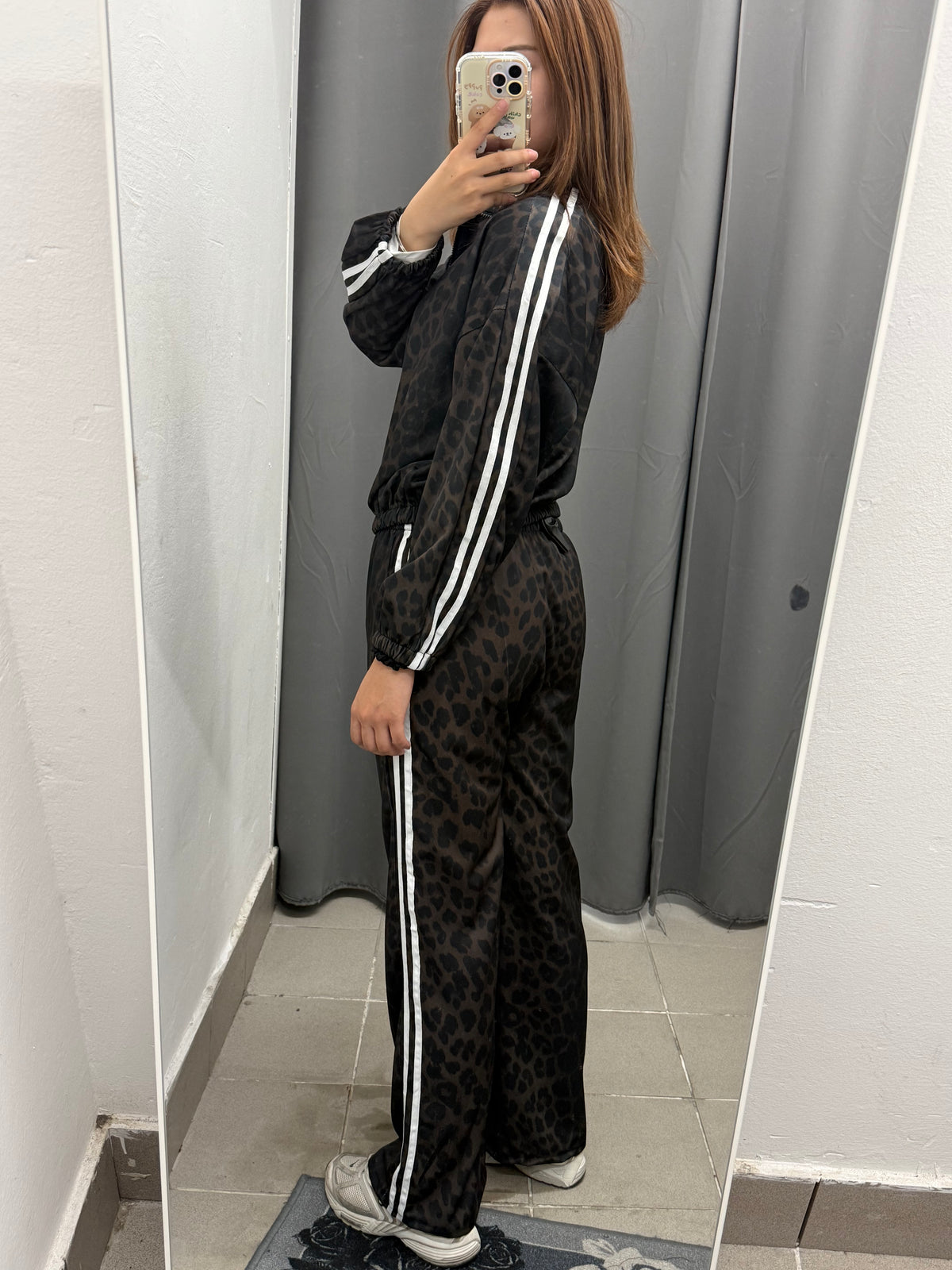 Set Coordinato Leopardato Felpa Con Zip E Pantaloni A Palazzo Con Strisce Laterali FGD MODA