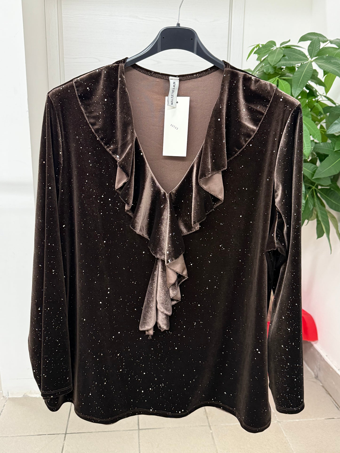 Maglietta in velluto con brillantini con rouches sullo scollo