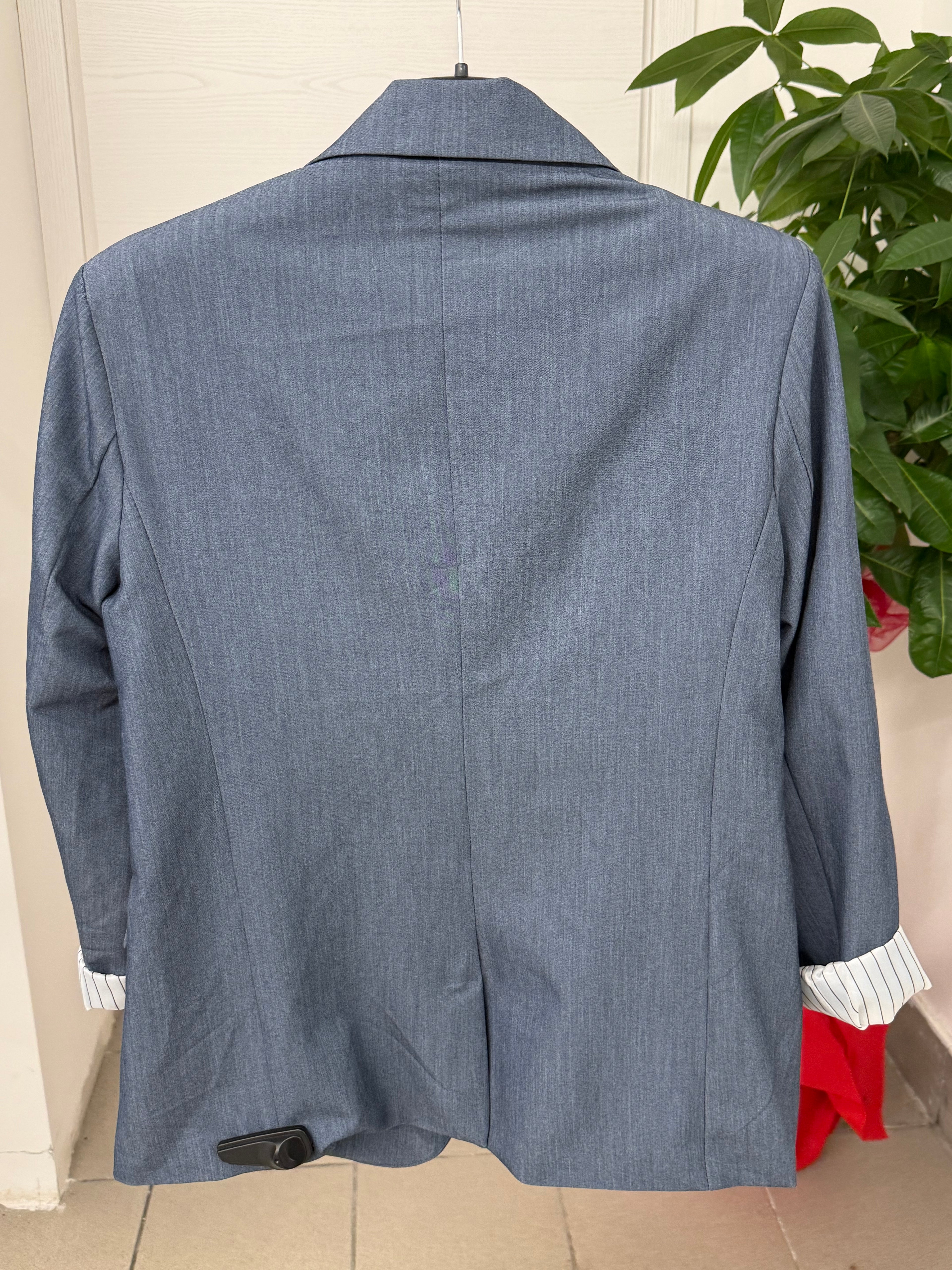 Giacca blazer con fodera a righe all’interno con spalline imbottite