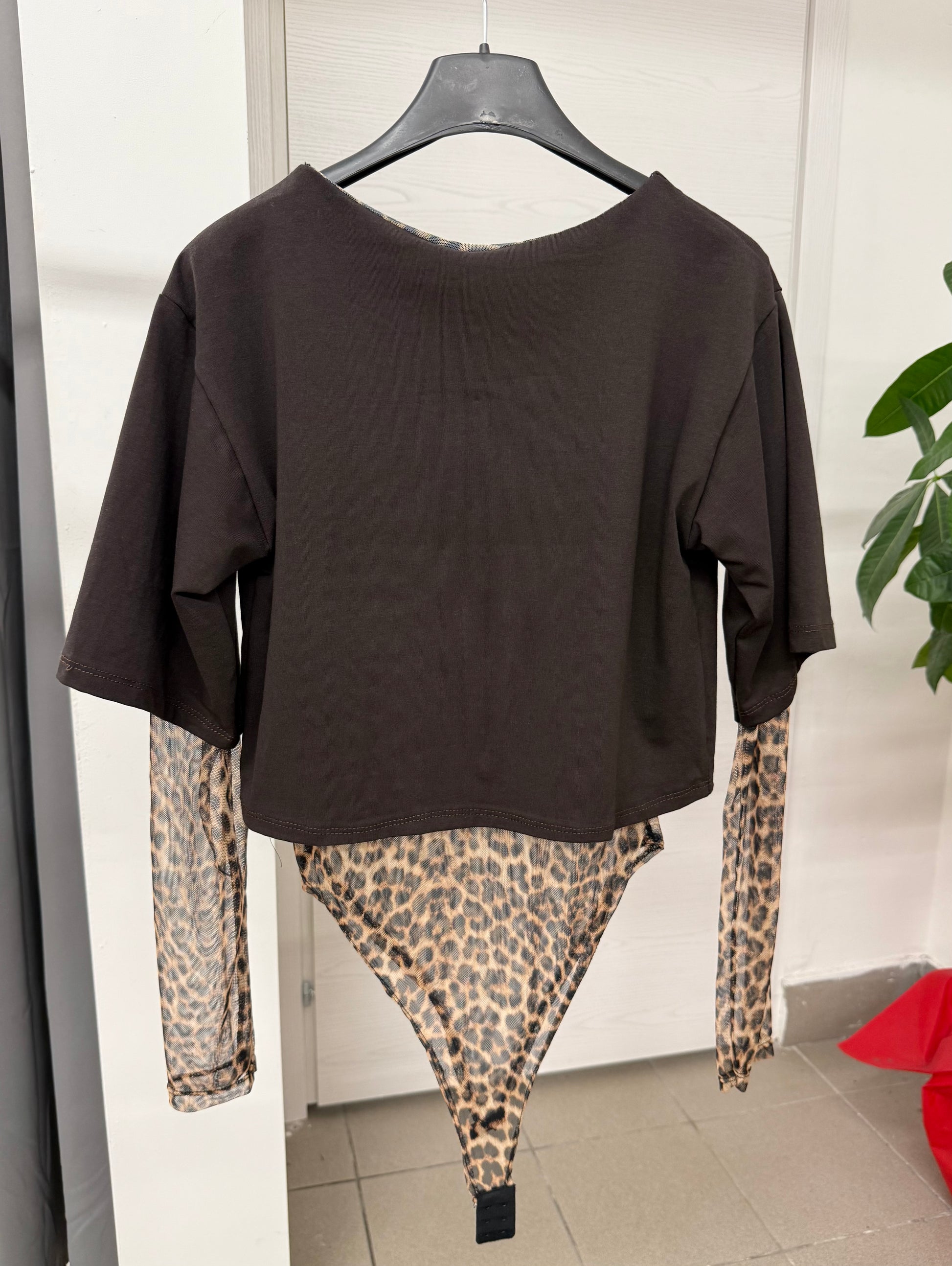 Body tinta unita con maniche leopardate FGD MODA