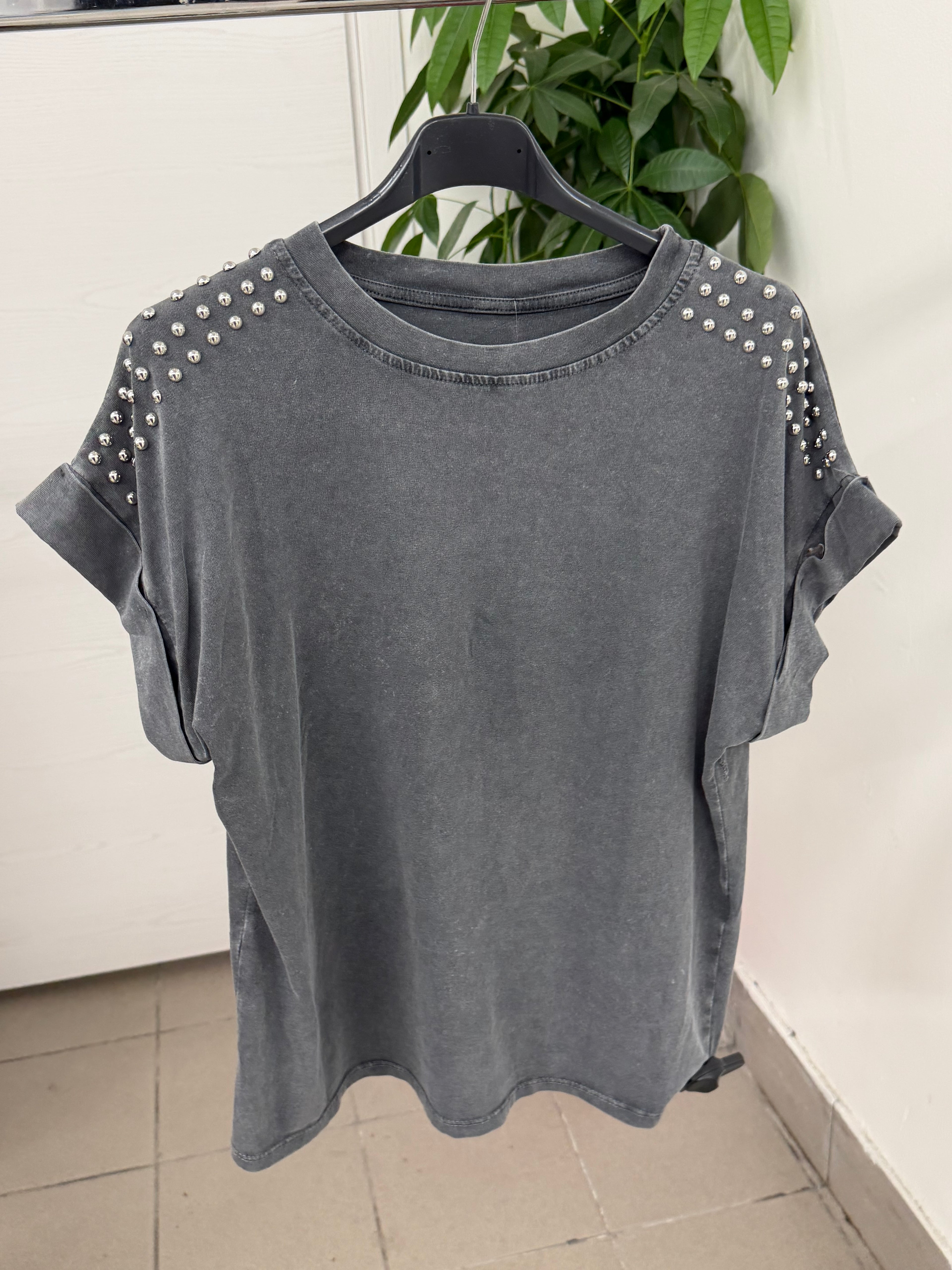 T-shirt in cotone con borchie sulle spalle FGD MODA