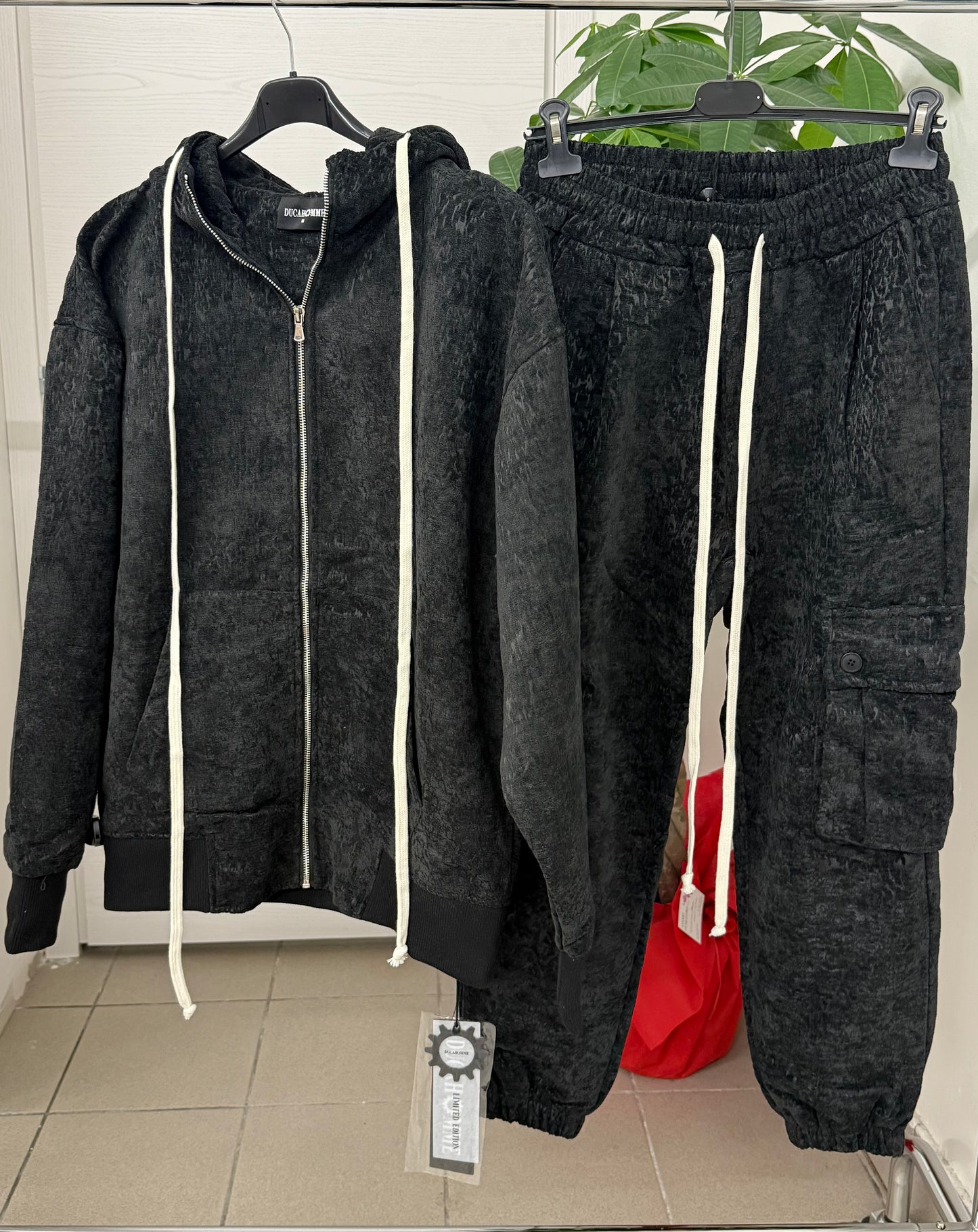 Set coordinato felpa con zip e pantaloni con polsini effetto velluto Duca Homme FGD MODA