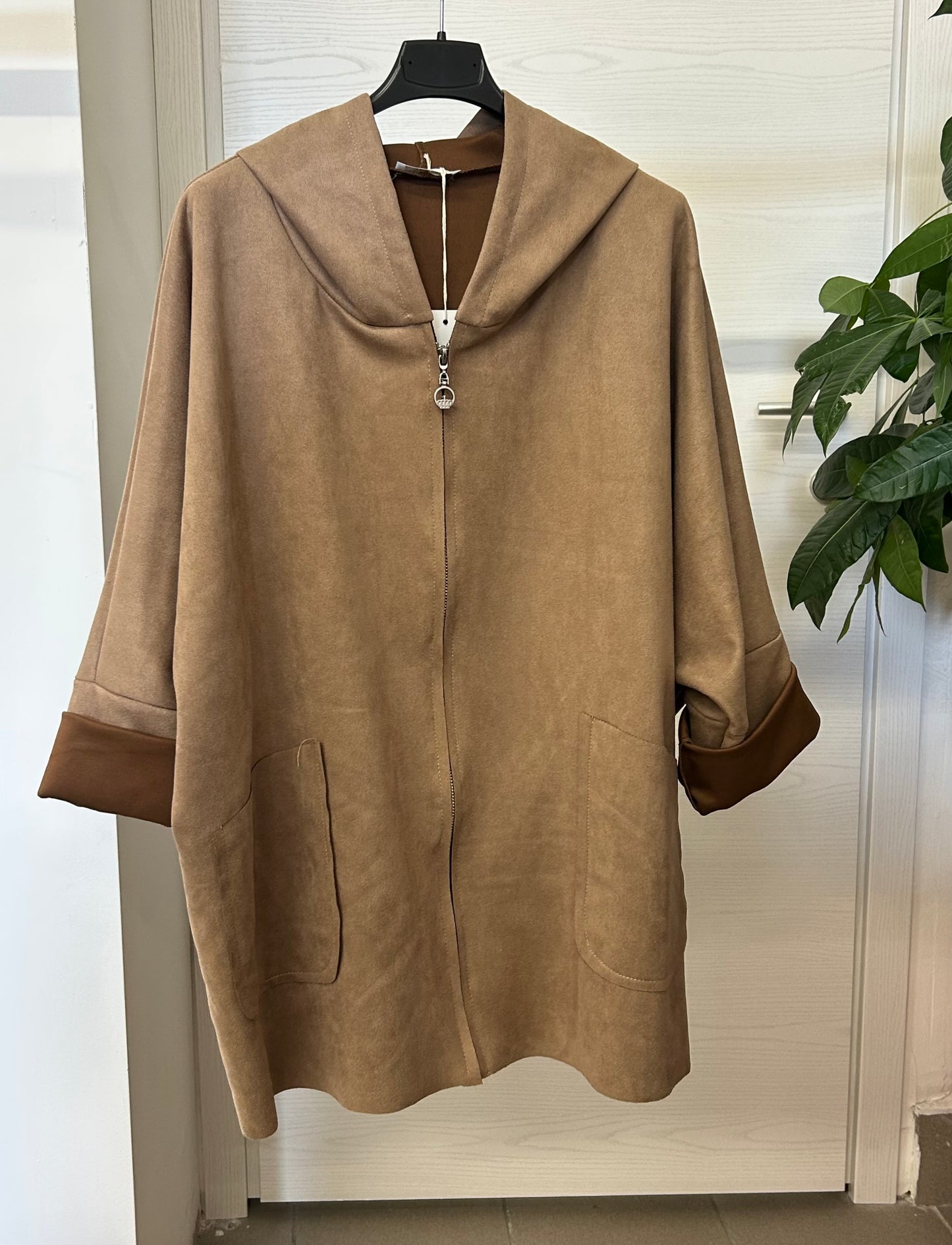 Giacca in camoscio con zip e cappuccio