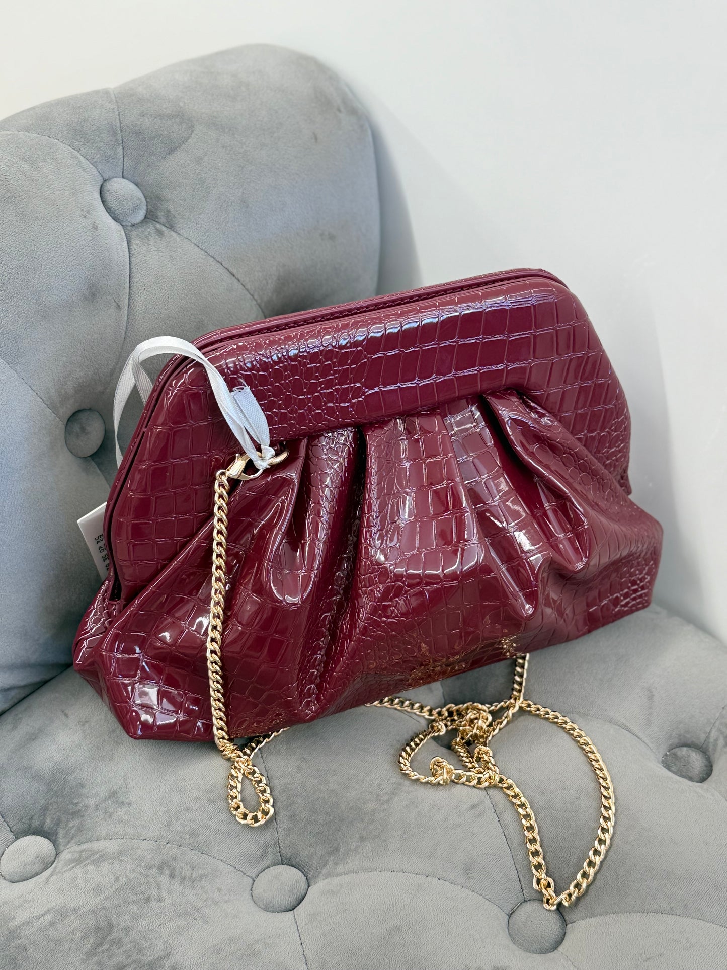 Borsa Clutch effetto coccodrillo con tracolla a catena