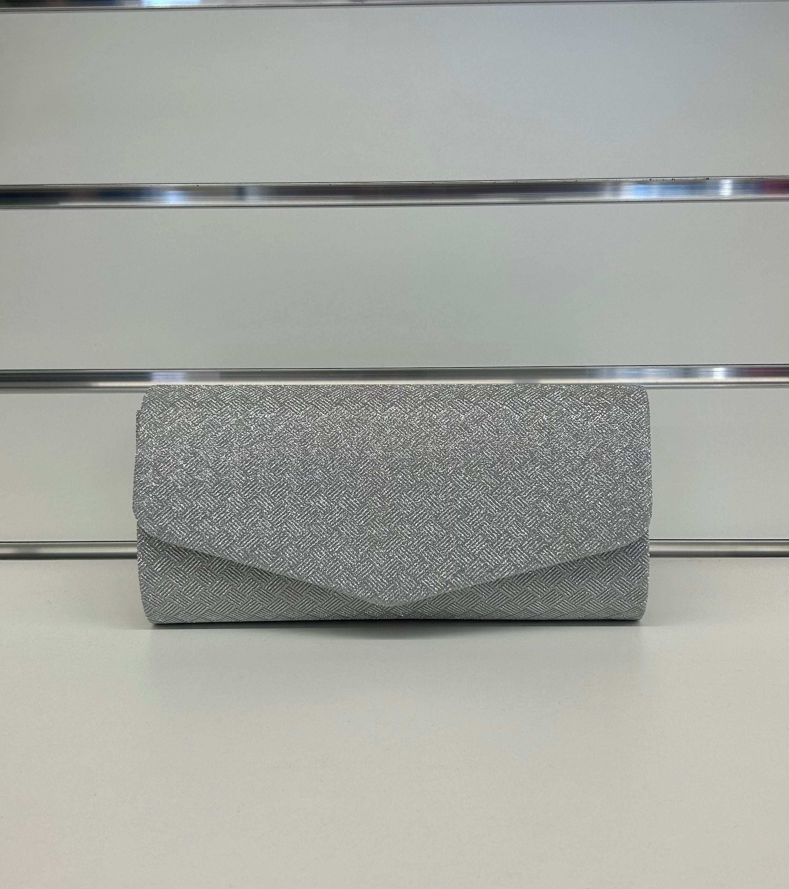 Pochette brillantanata con chiusura a bottone e tracolla FGD MODA