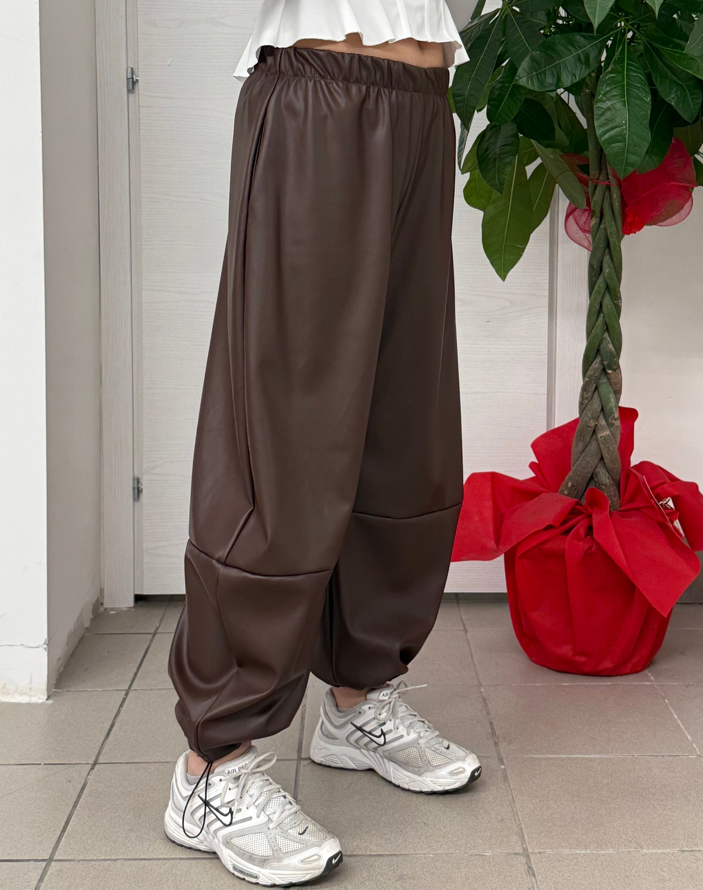 Pantaloni in ecopelle a palloncino con polsini