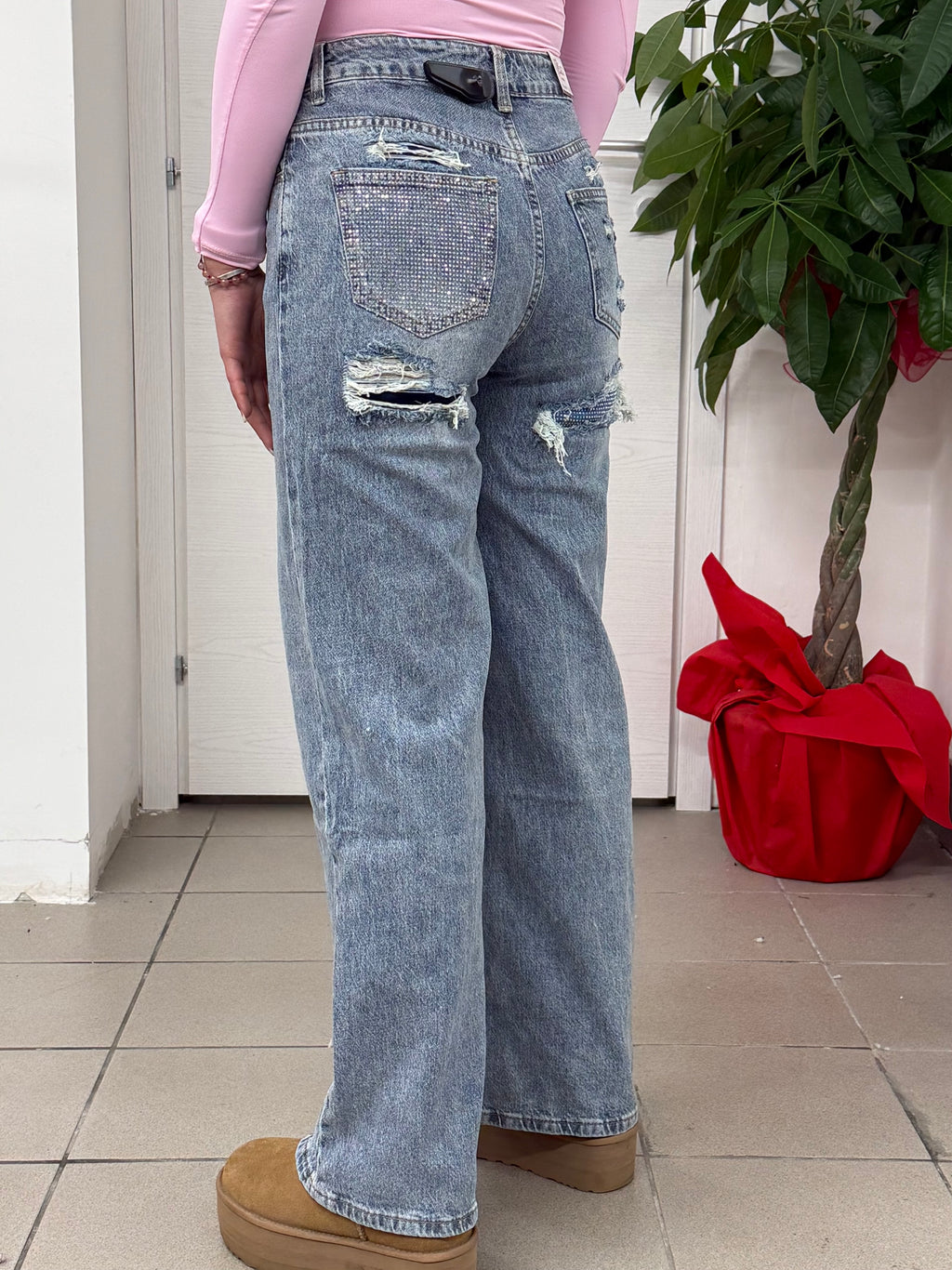 Jeans a palazzo con taschino e strappo brillantinato