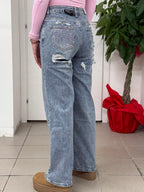 Jeans a palazzo con taschino e strappo brillantinato
