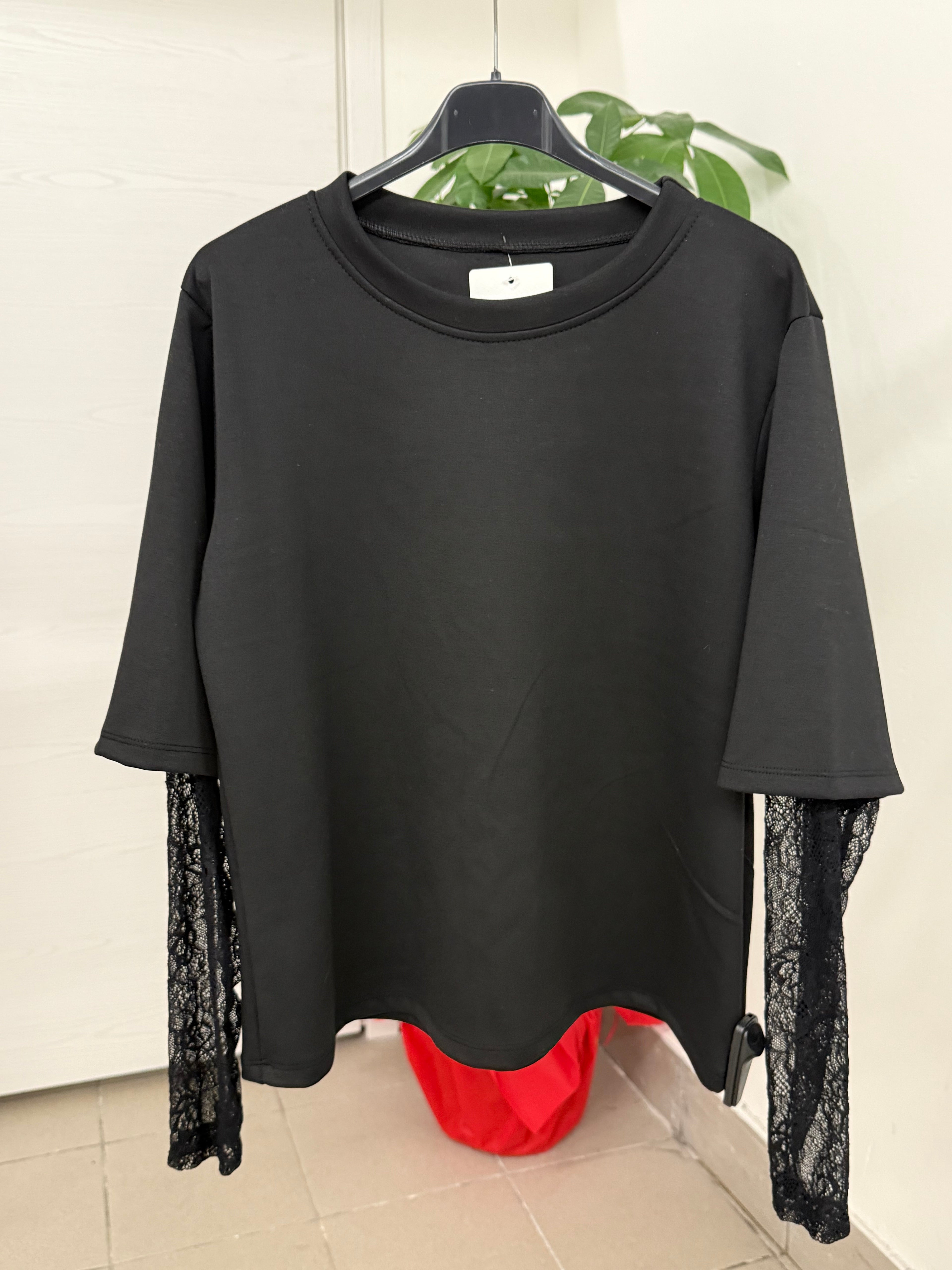 Maglietta tinta unita con maniche in pizzo FGD MODA