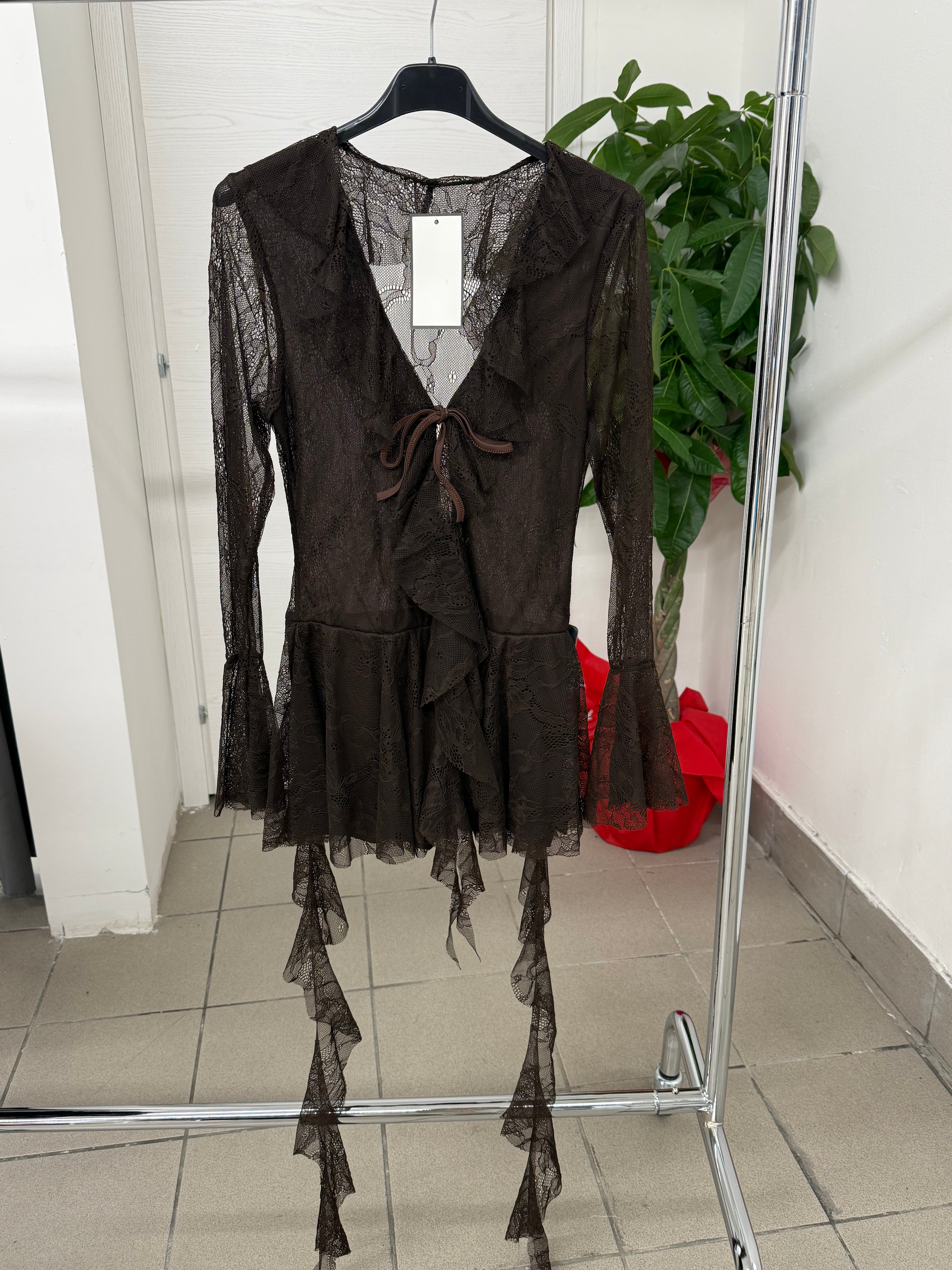 Abito body corto a maniche lunghe in pizzo con rouches