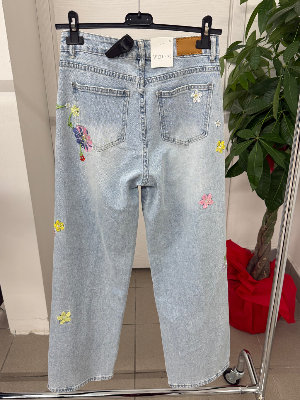 Jeans a palazzo con fiori colorati ricamati