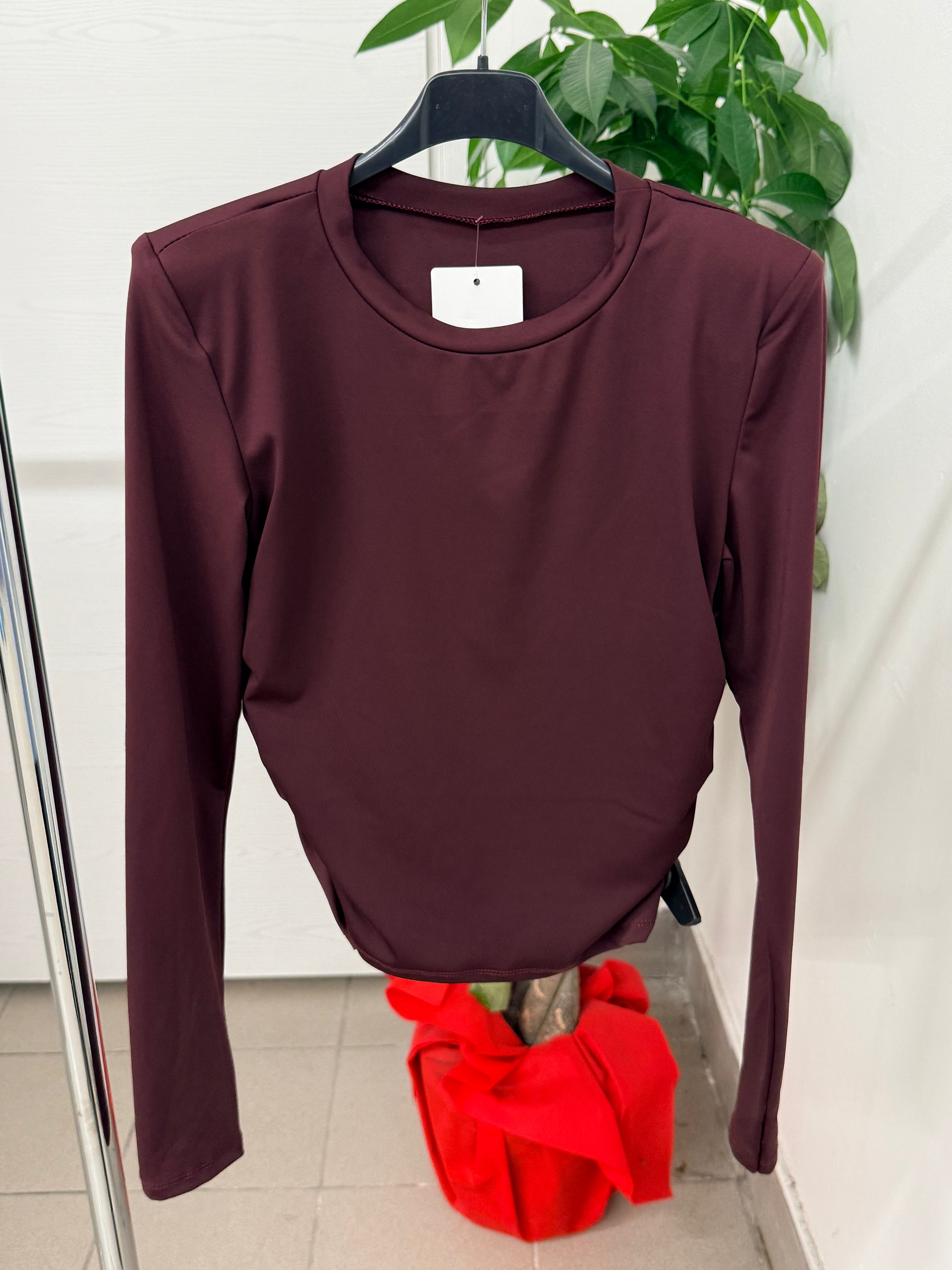 Maglietta in lycra con arricciatura sui lati con spalline imbottite e manicotto FGD MODA