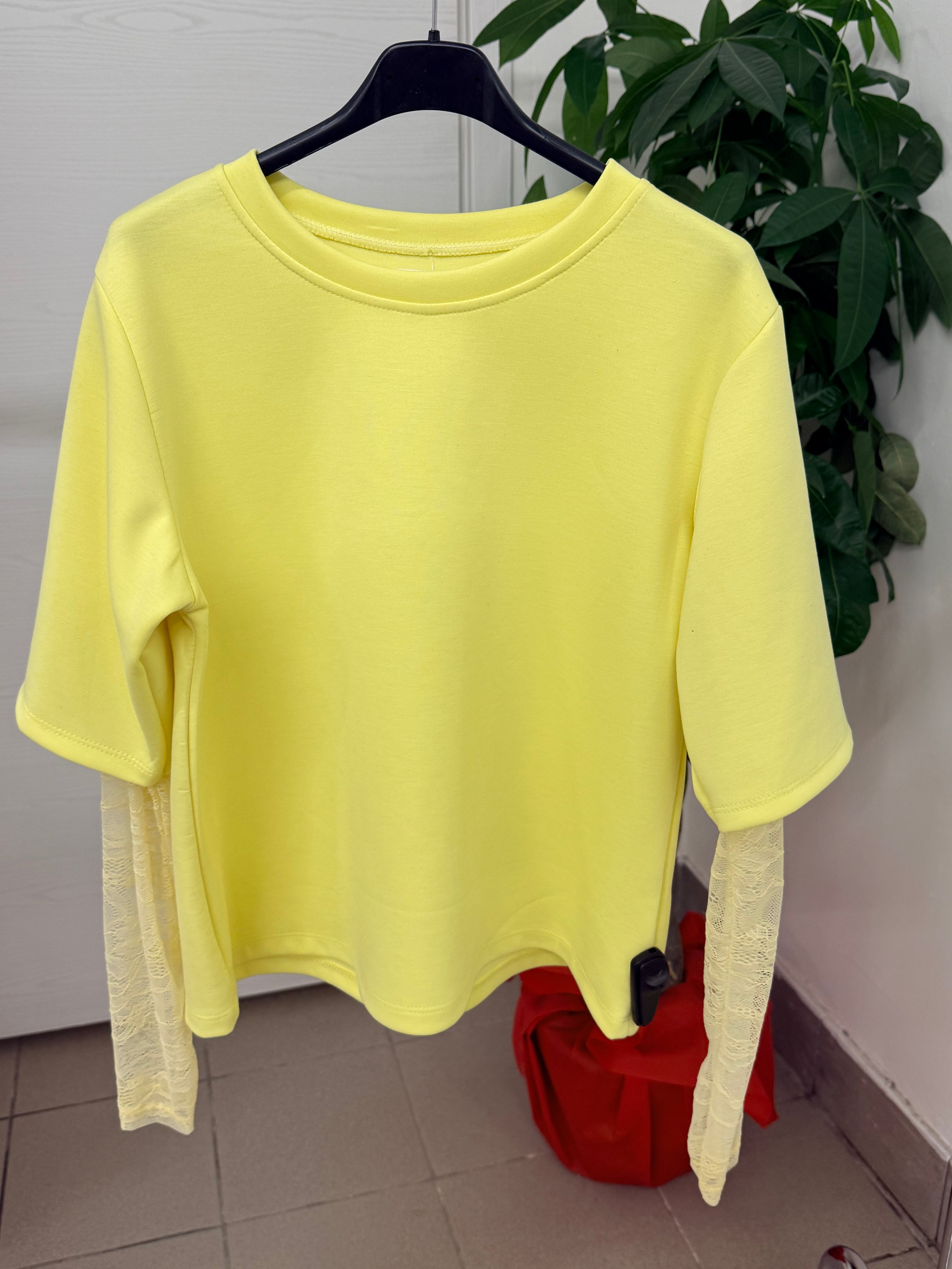 Maglietta tinta unita con maniche in pizzo FGD MODA