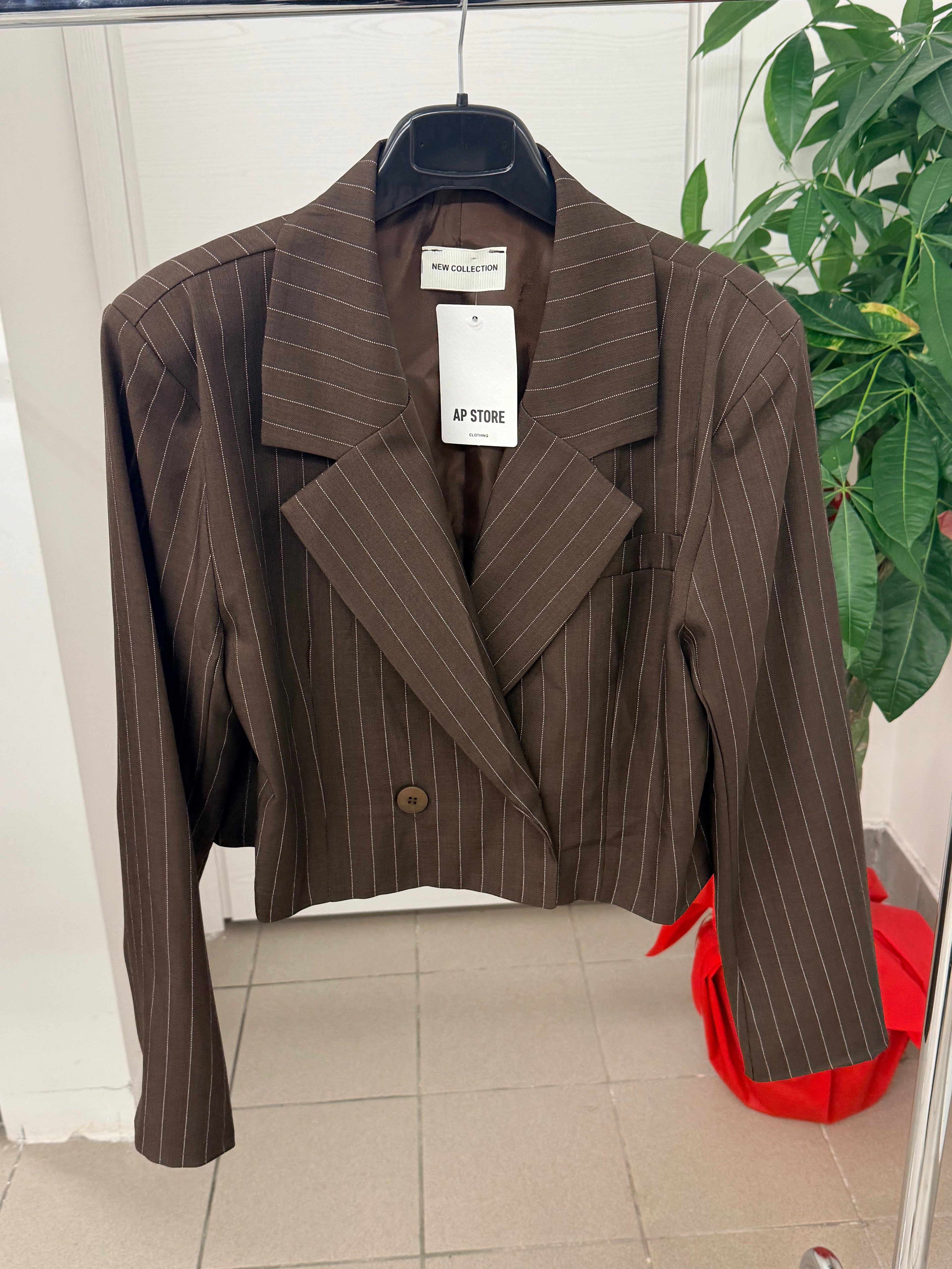 Giacca blazer crop fit a righe con spalline imbottite FGD MODA