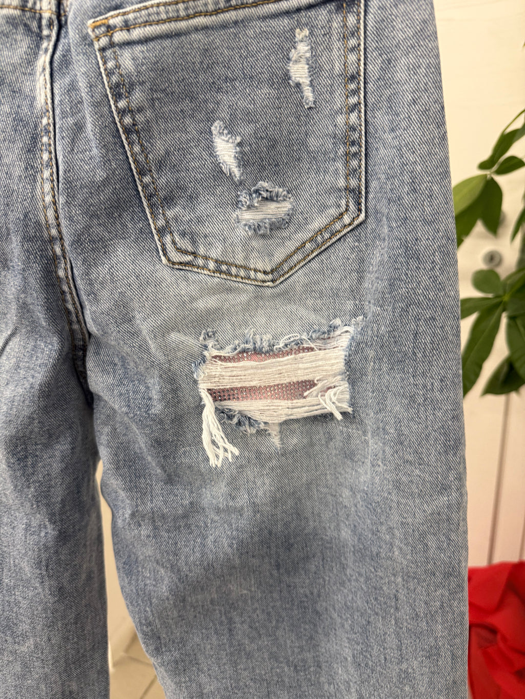 Jeans a palazzo con taschino e strappo brillantinato rosa FGD MODA