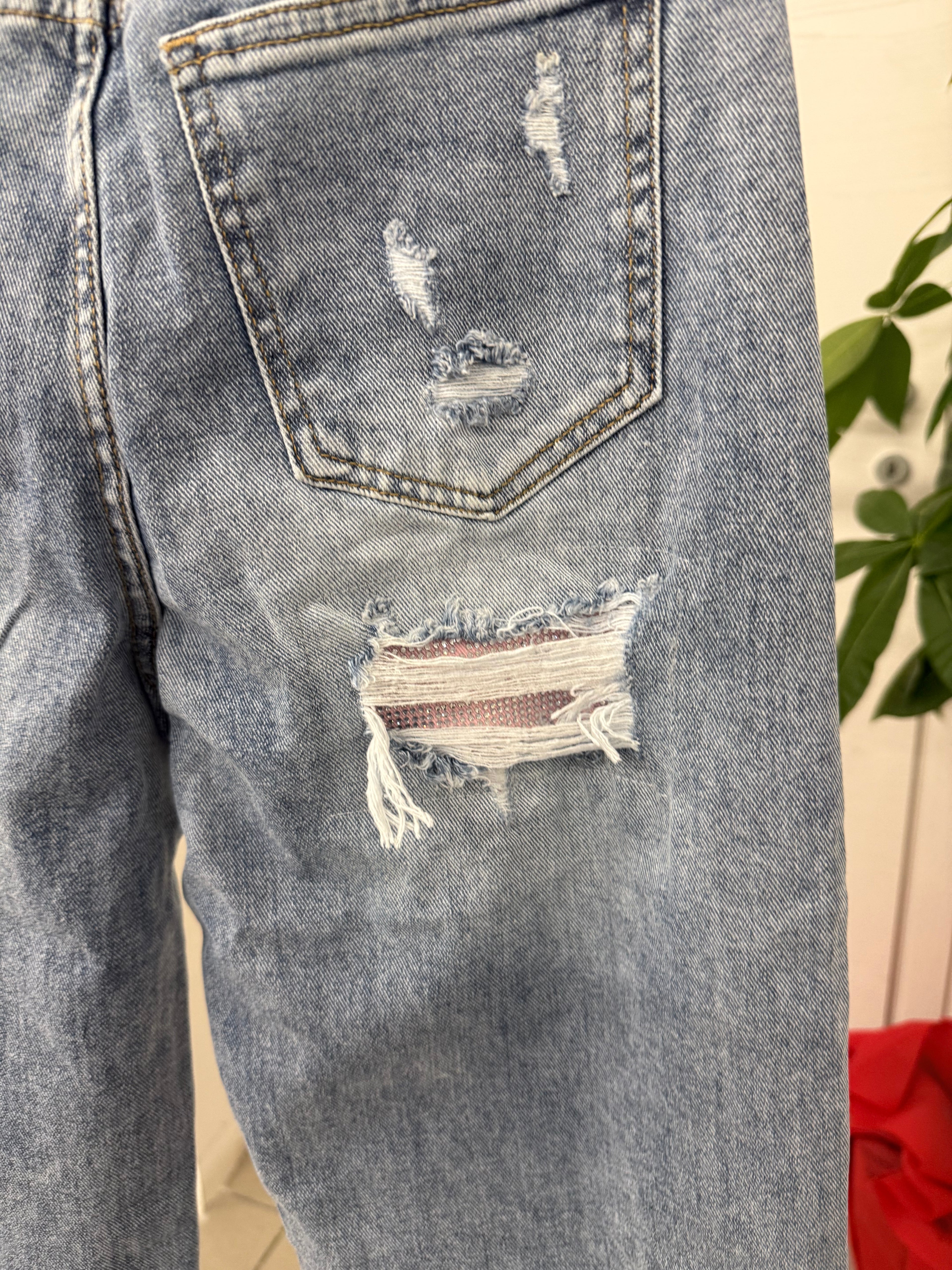Jeans a palazzo con taschino e strappo brillantinato rosa FGD MODA