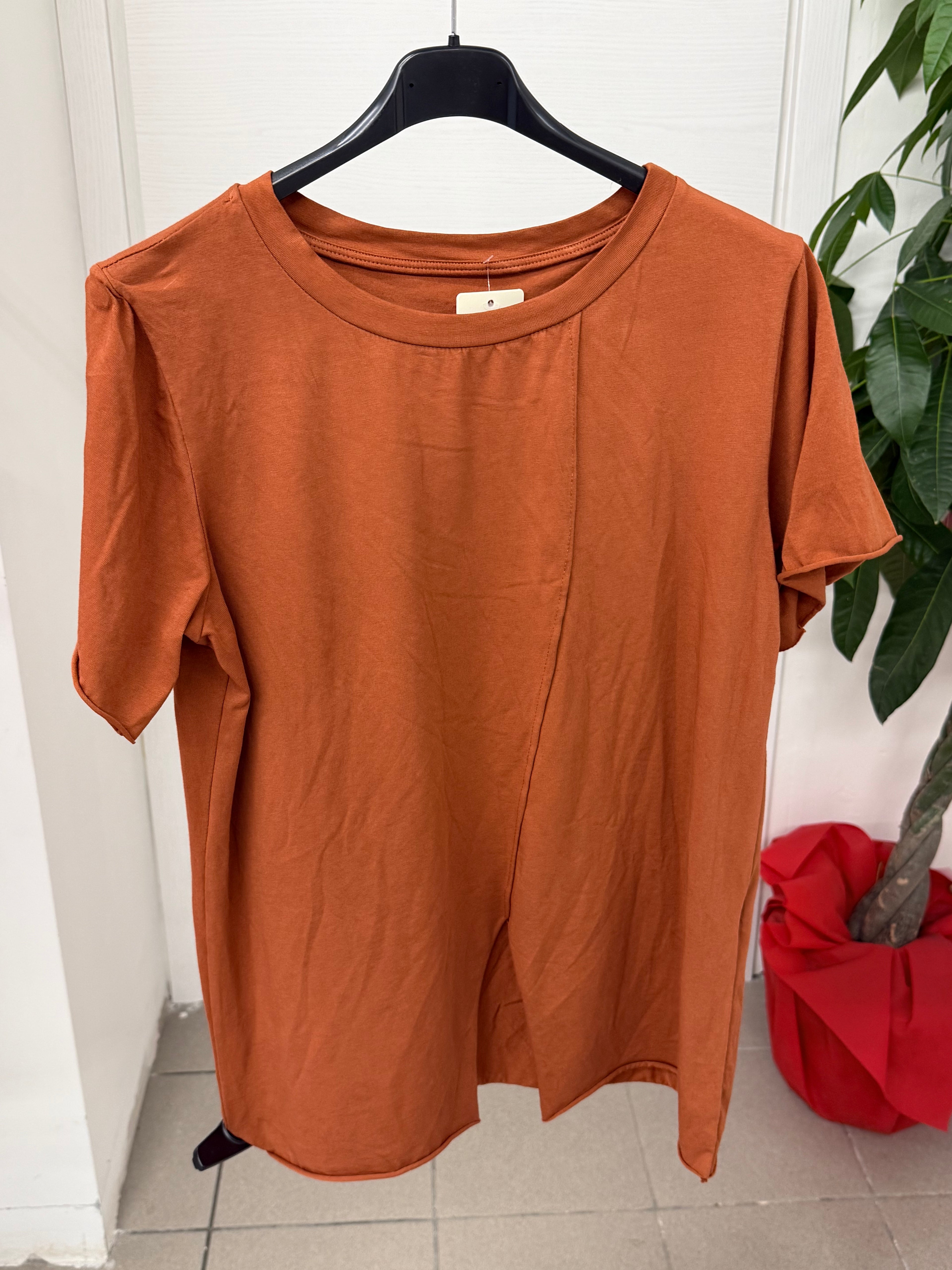 T-shirt in cotone con spacco FGD MODA