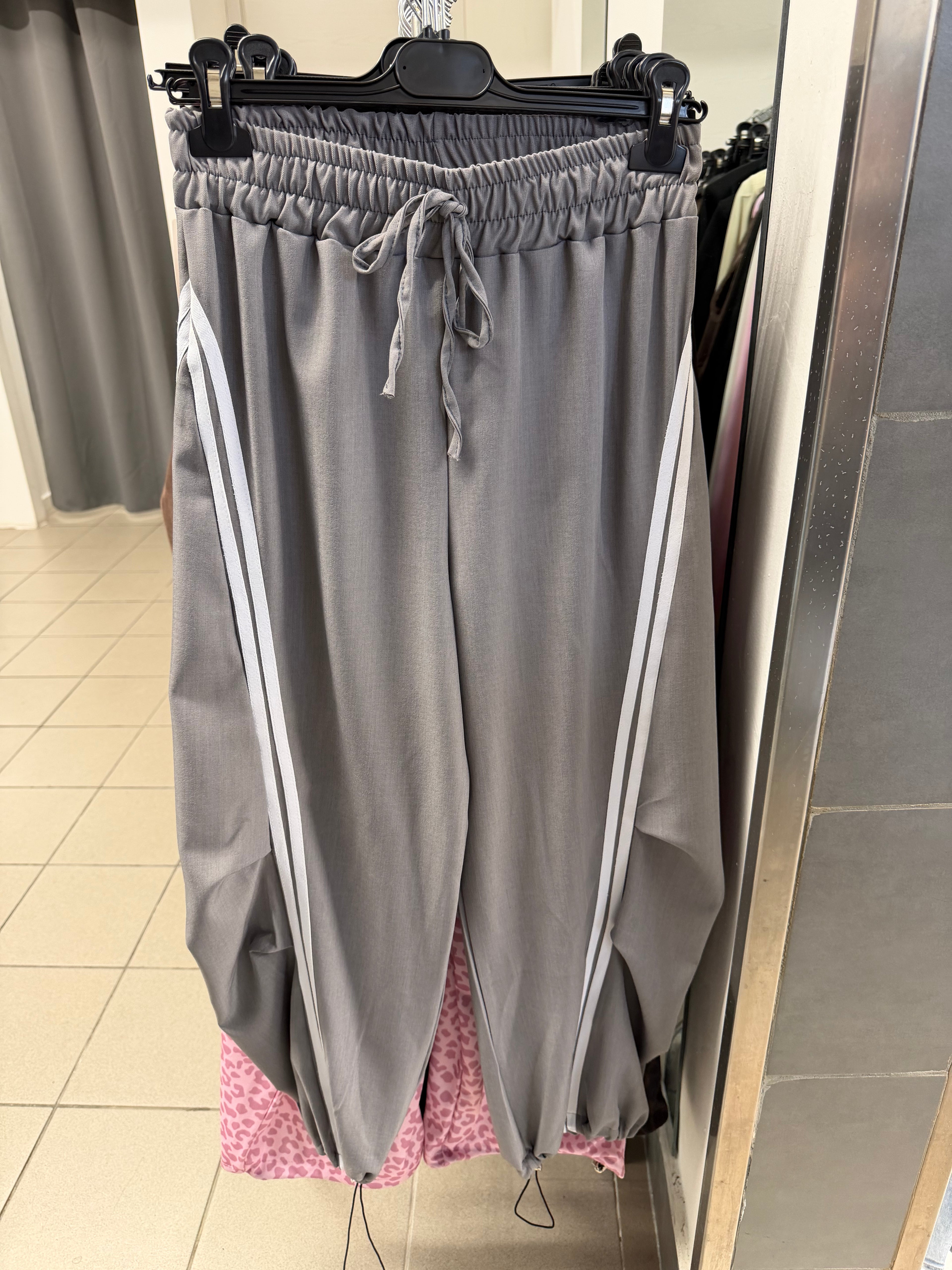 Pantaloni tuta arricciati con strisce laterali e polsini FGD MODA
