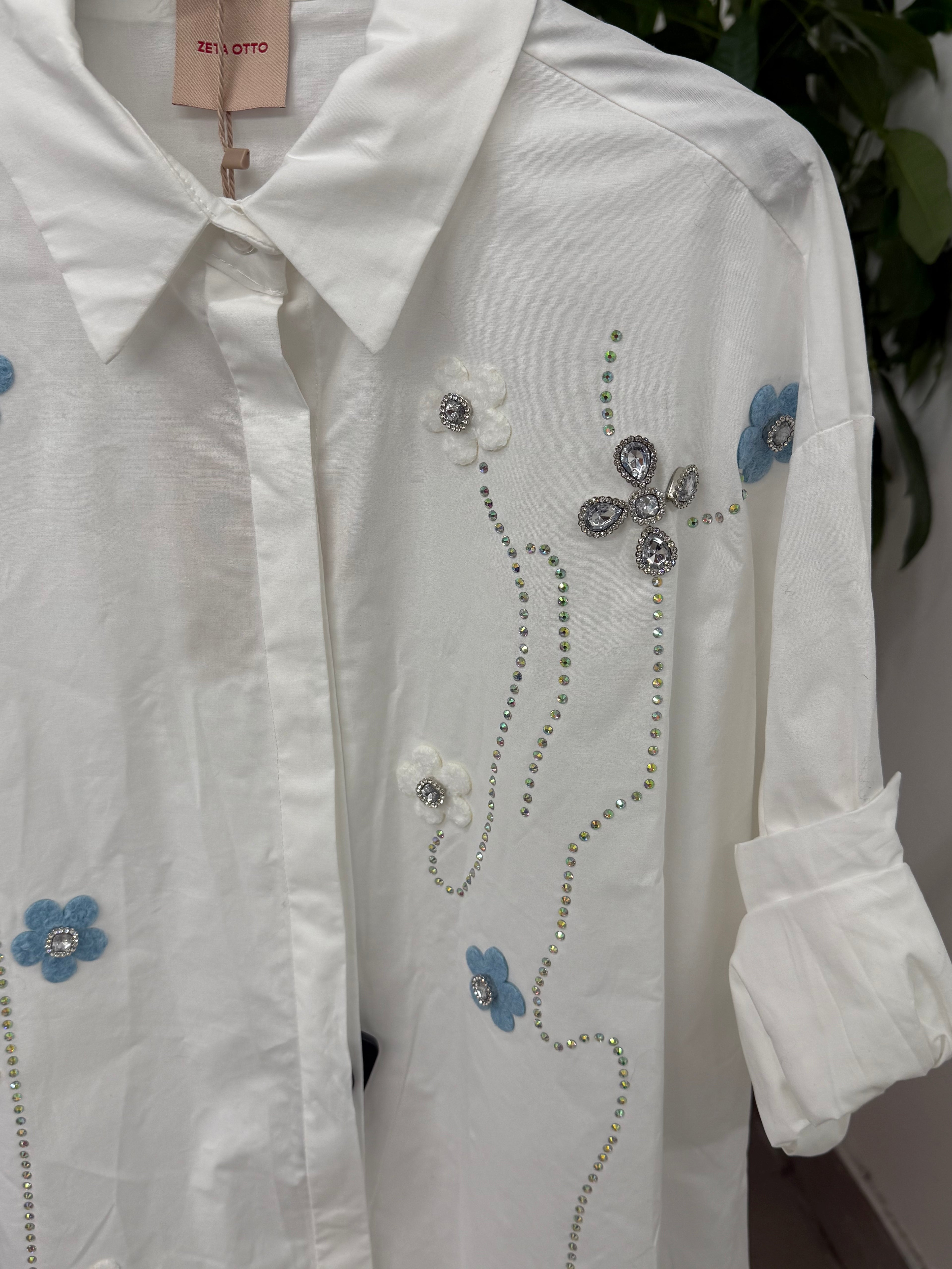 Camicia in cotone tinta unita con ricami fiorati e brillantini FGD MODA